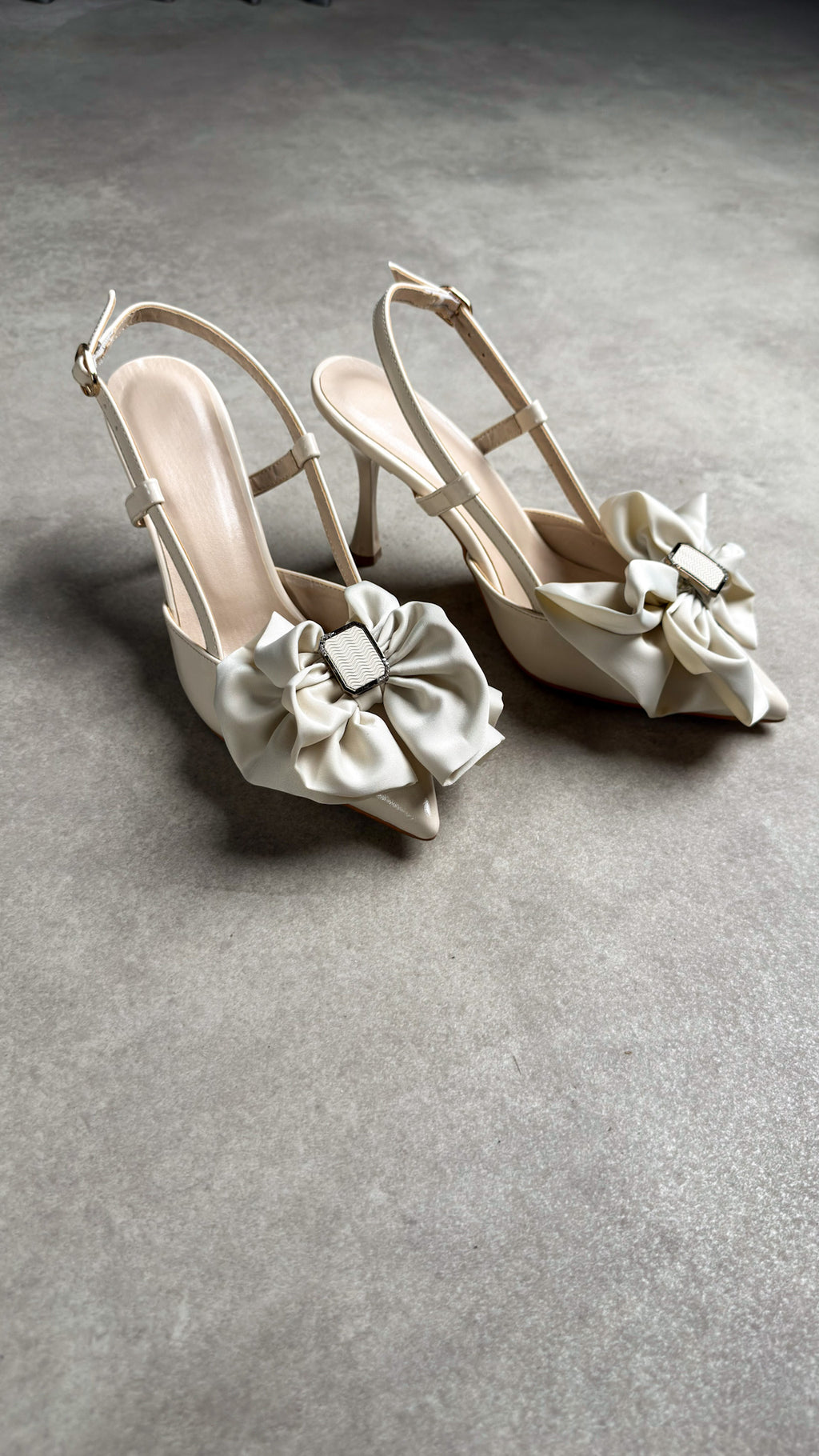 Krem Fiyonklu Slingback Topuklu Ayakkabı