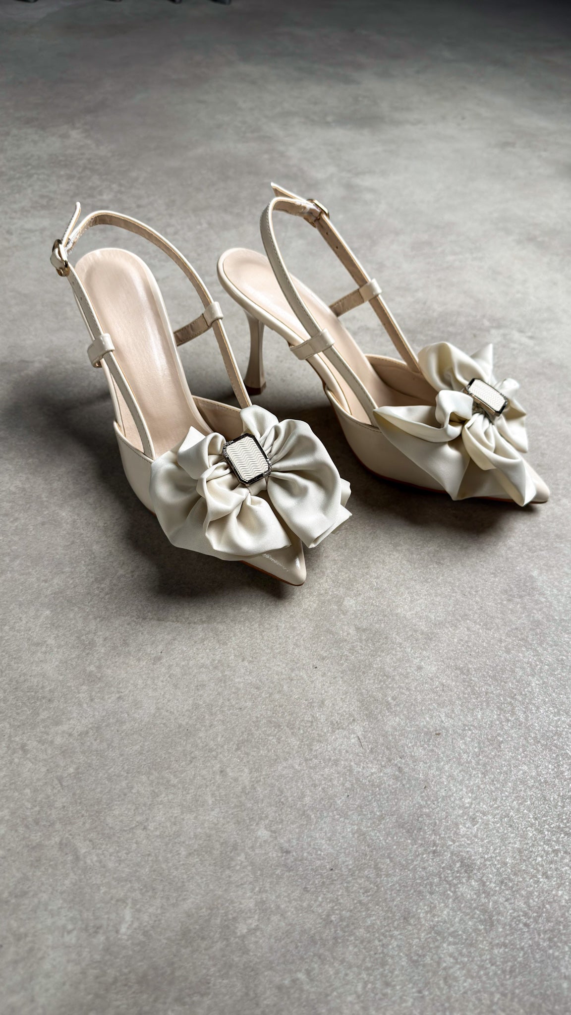 Krem Fiyonklu Slingback Topuklu Ayakkabı