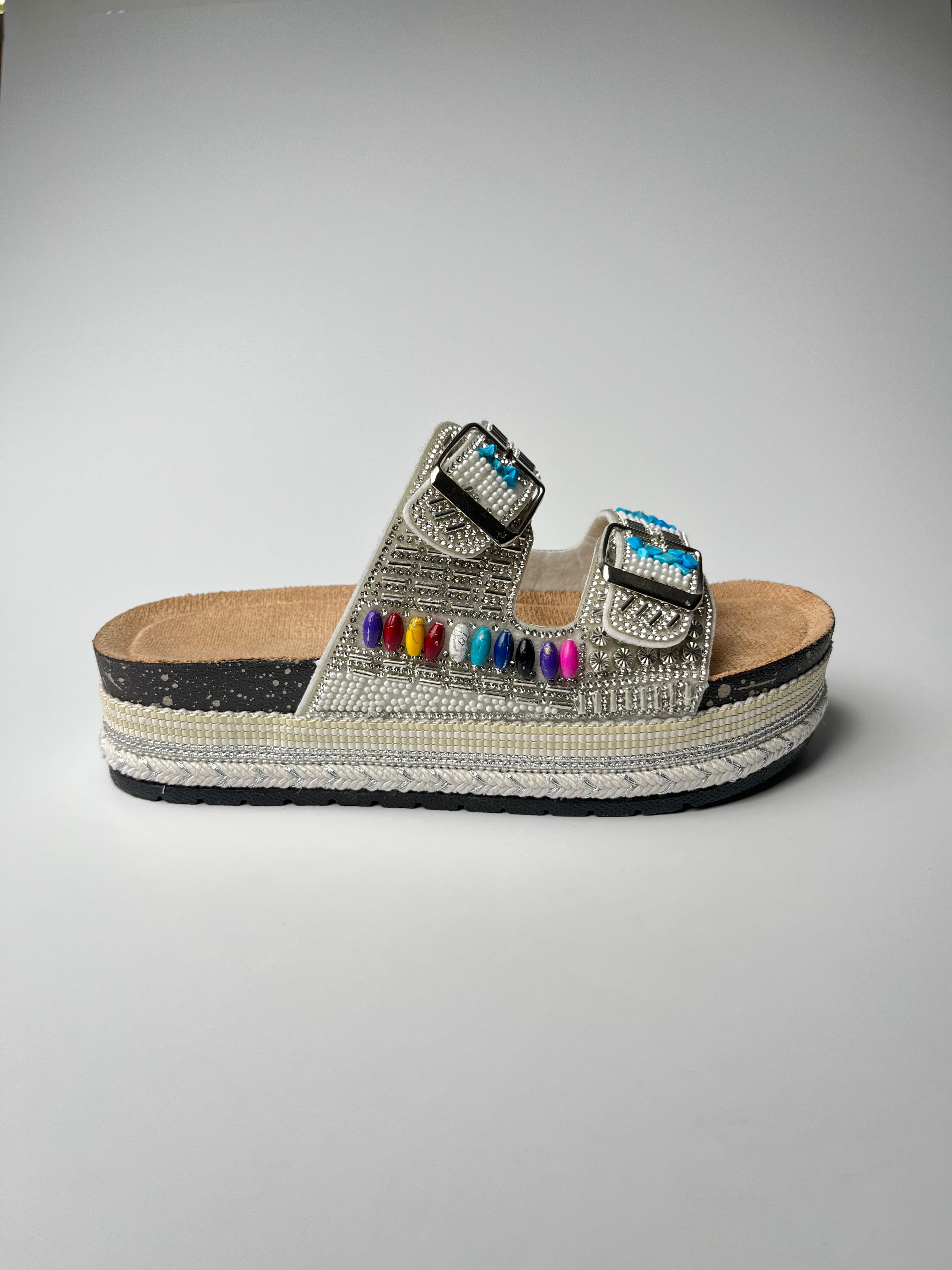 Beyaz taş detaylı terlik