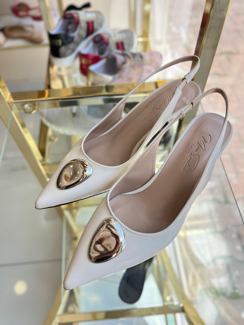 Kırık Beyaz İnce Topuku Ayakkabı– Metal Detaylı