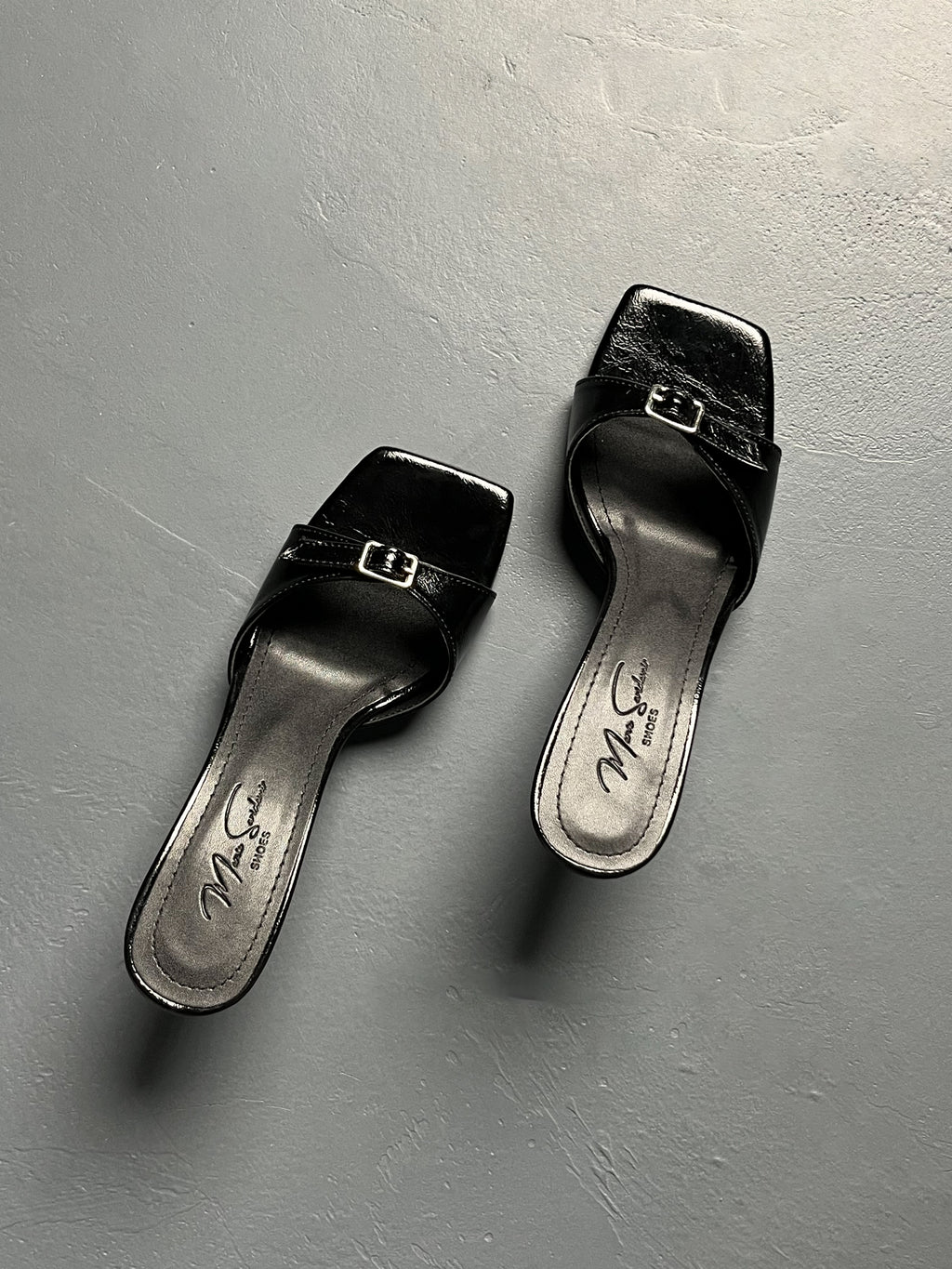 Siyah Toka Detaylı Topuklu Terlik