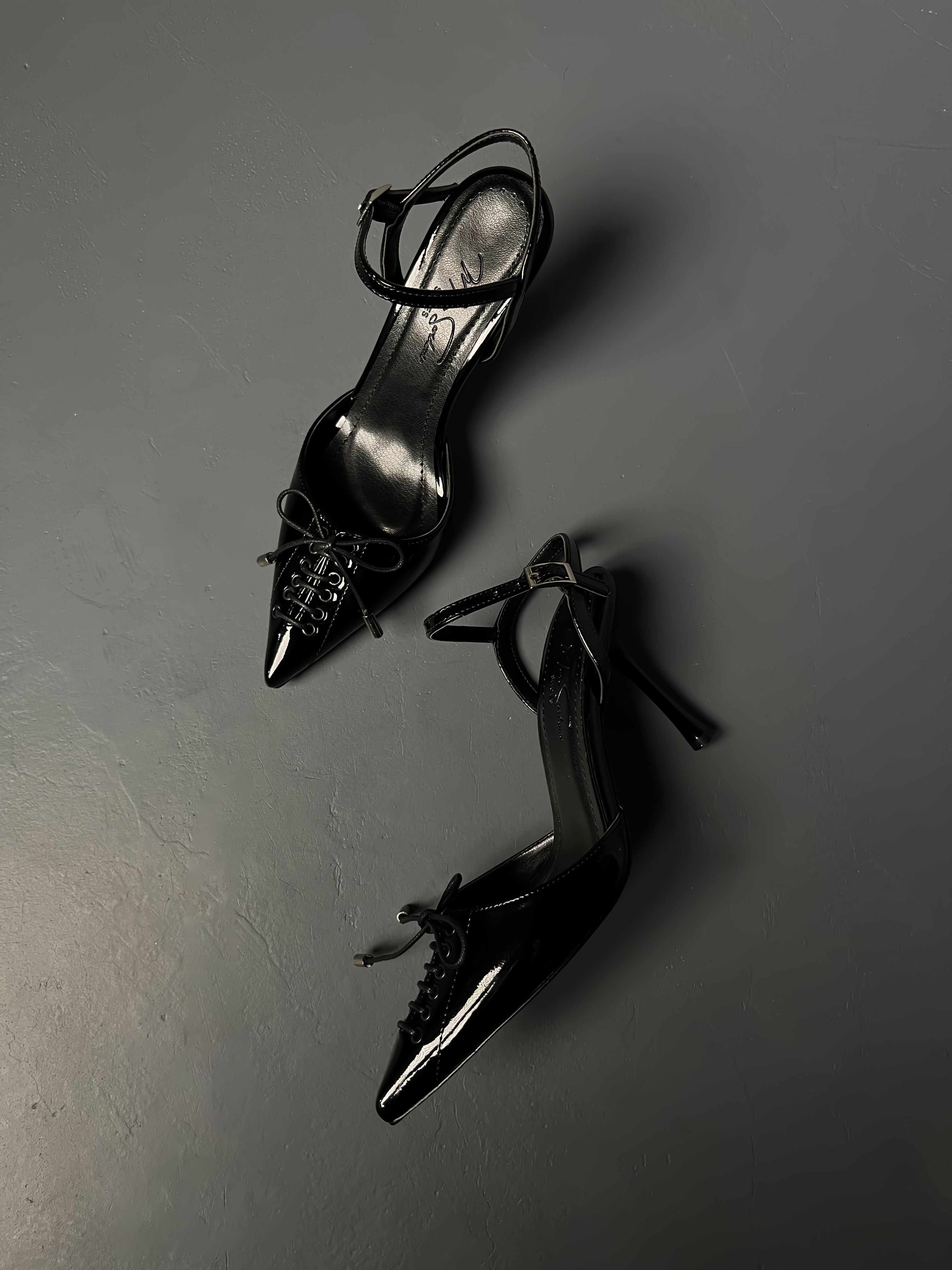 Siyah Rugan Bağcıklı İnce Topuklu Ayakkabı