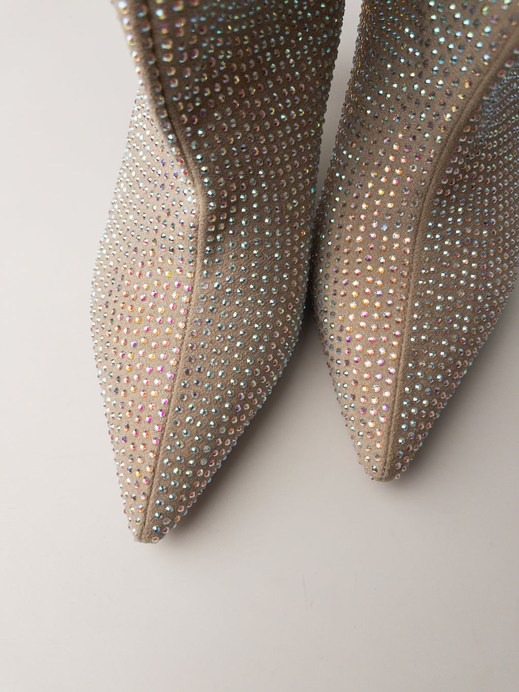 Bej Taş Detaylı İnce Topuklu Kadın Bot – 6 cm Topuk, Geniş Konç XL