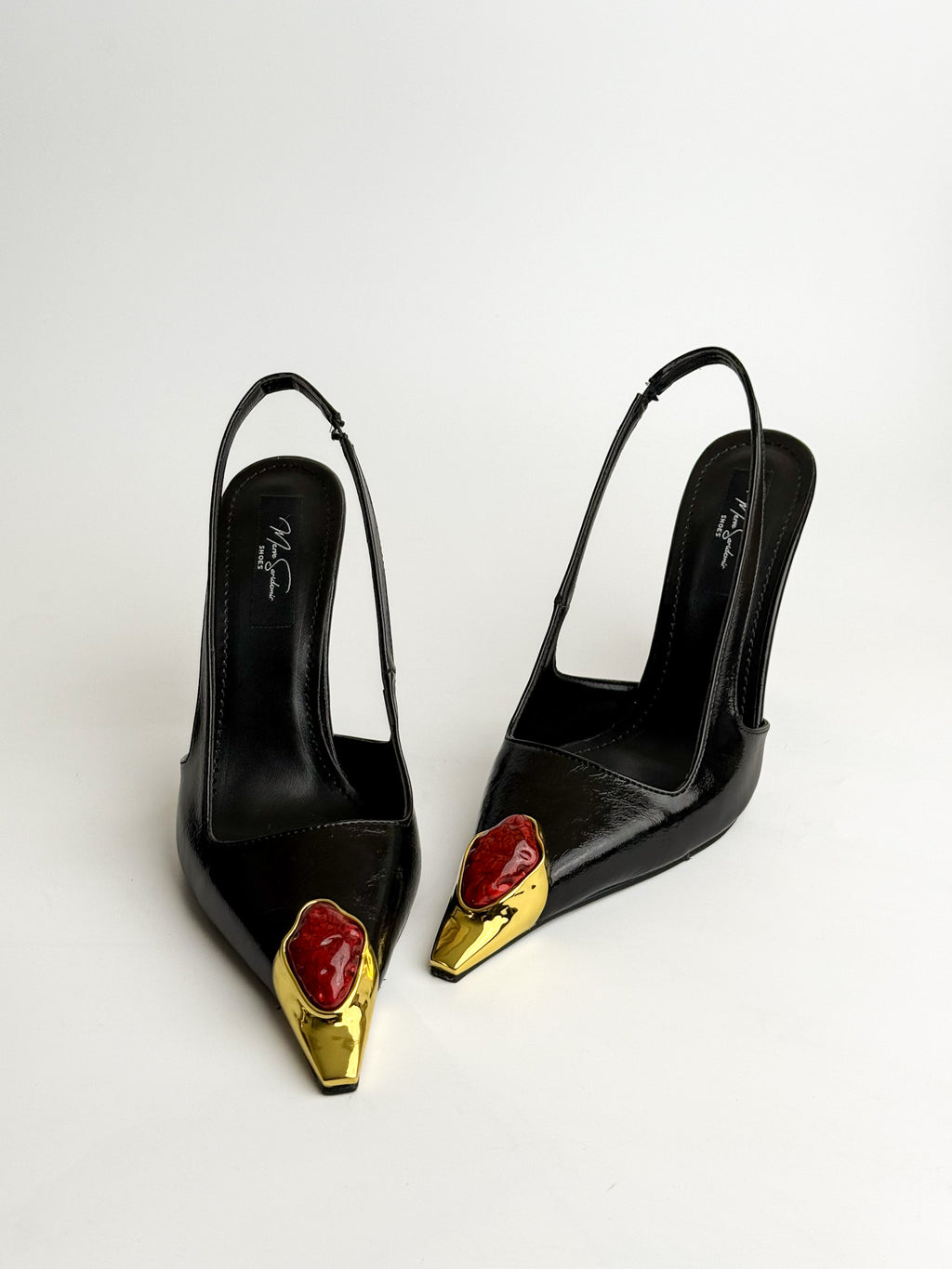Siyah Kırışık Rugan Slingback Topuklu Ayakkabı – Gold Burun & Kırmızı Taş Detay