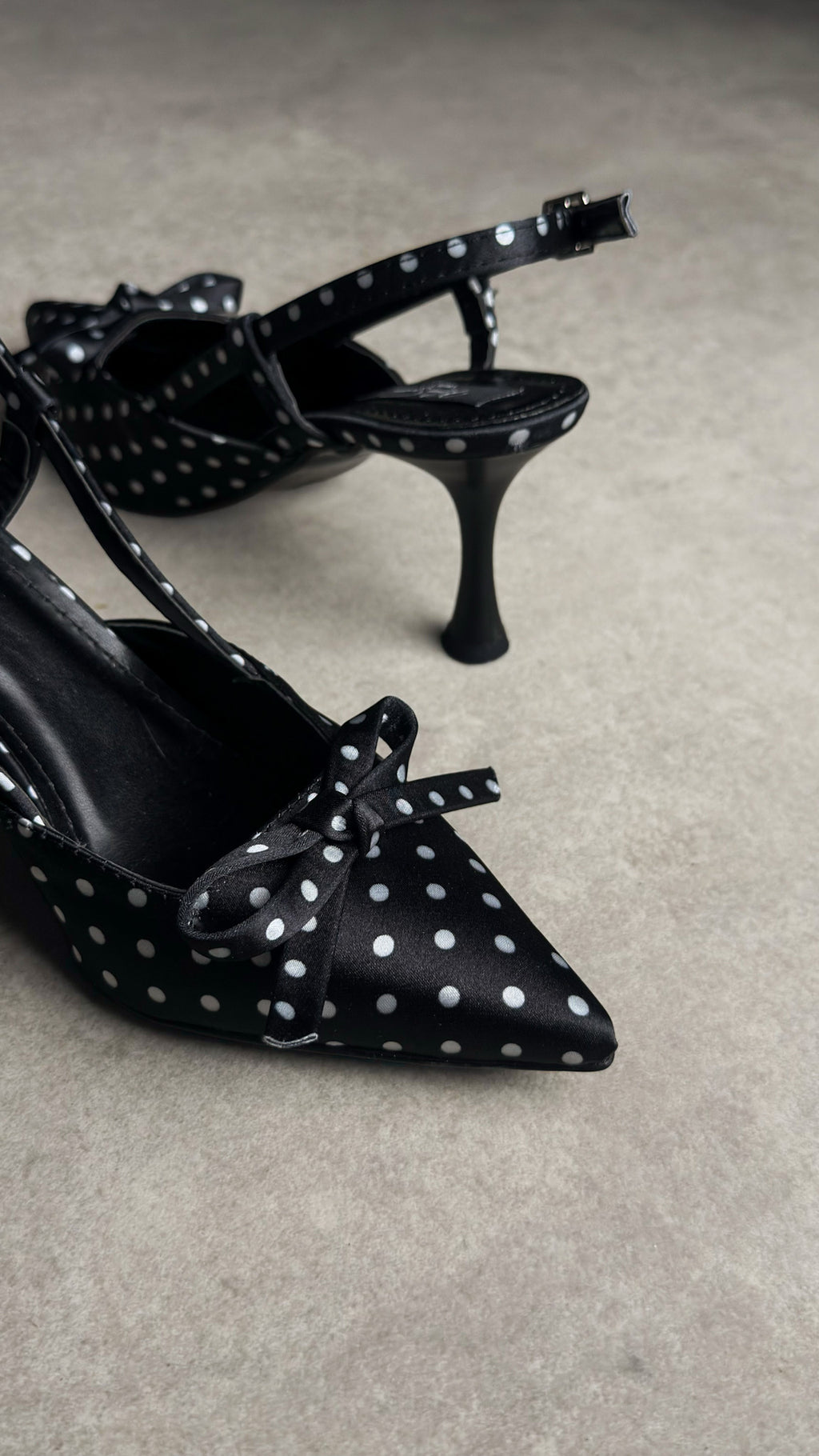 Siyah Puantiyeli Fiyonklu Saten Stiletto