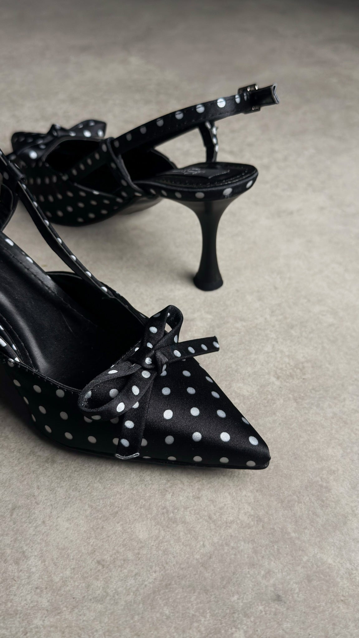 Siyah Puantiyeli Fiyonklu Saten Stiletto