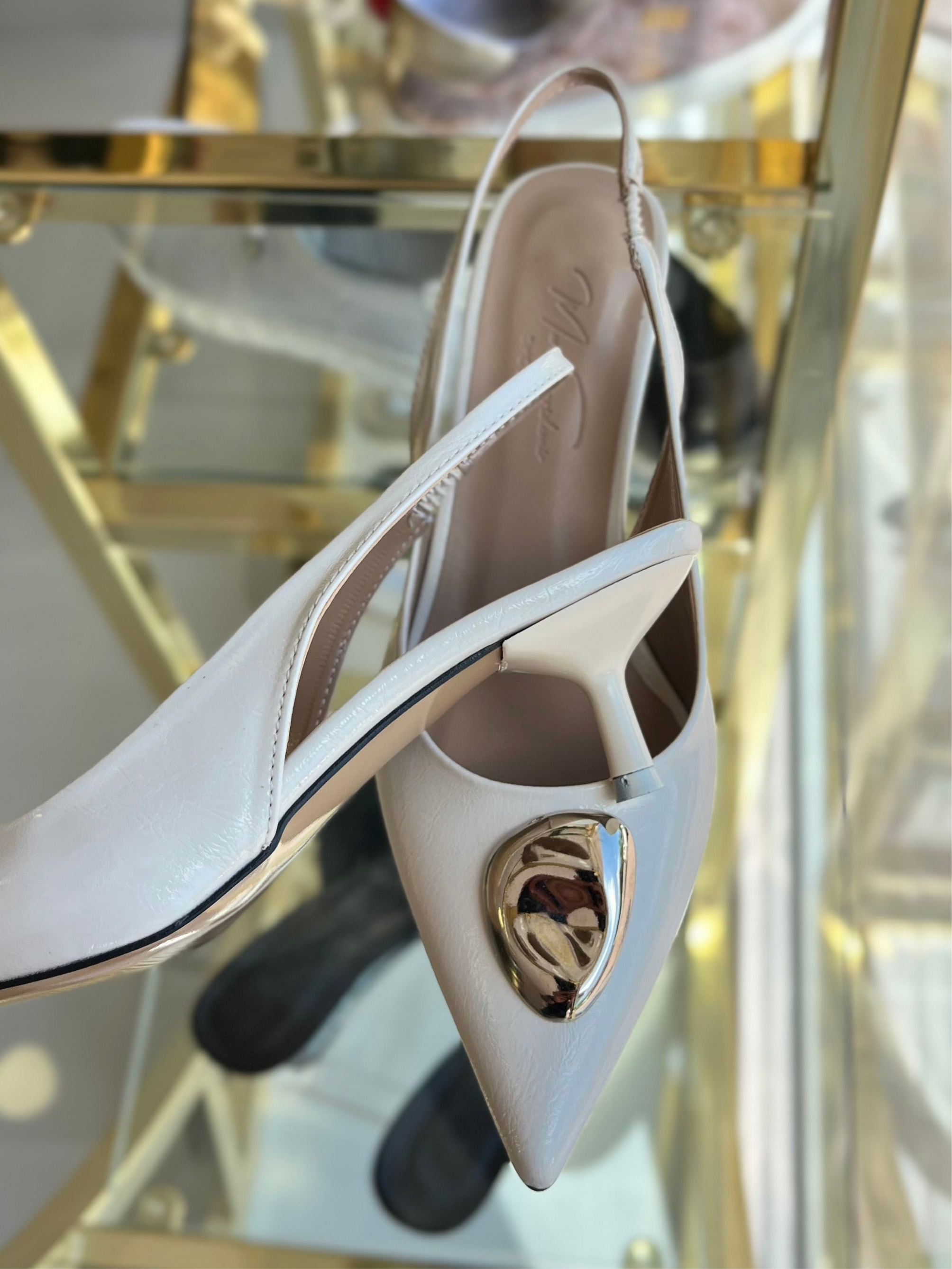 Kırık Beyaz İnce Topuku Ayakkabı– Metal Detaylı