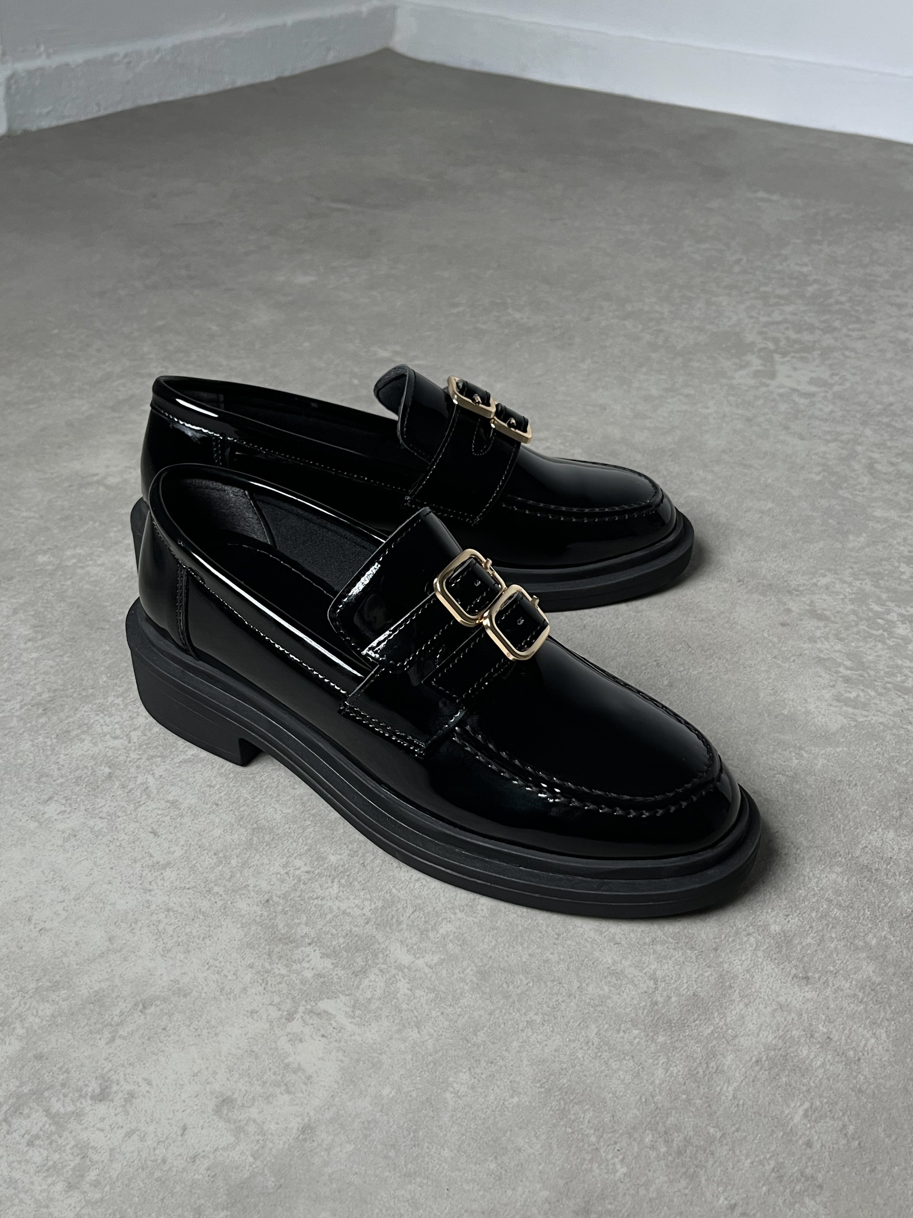 Gold toka detaylı siyah rugan loafer