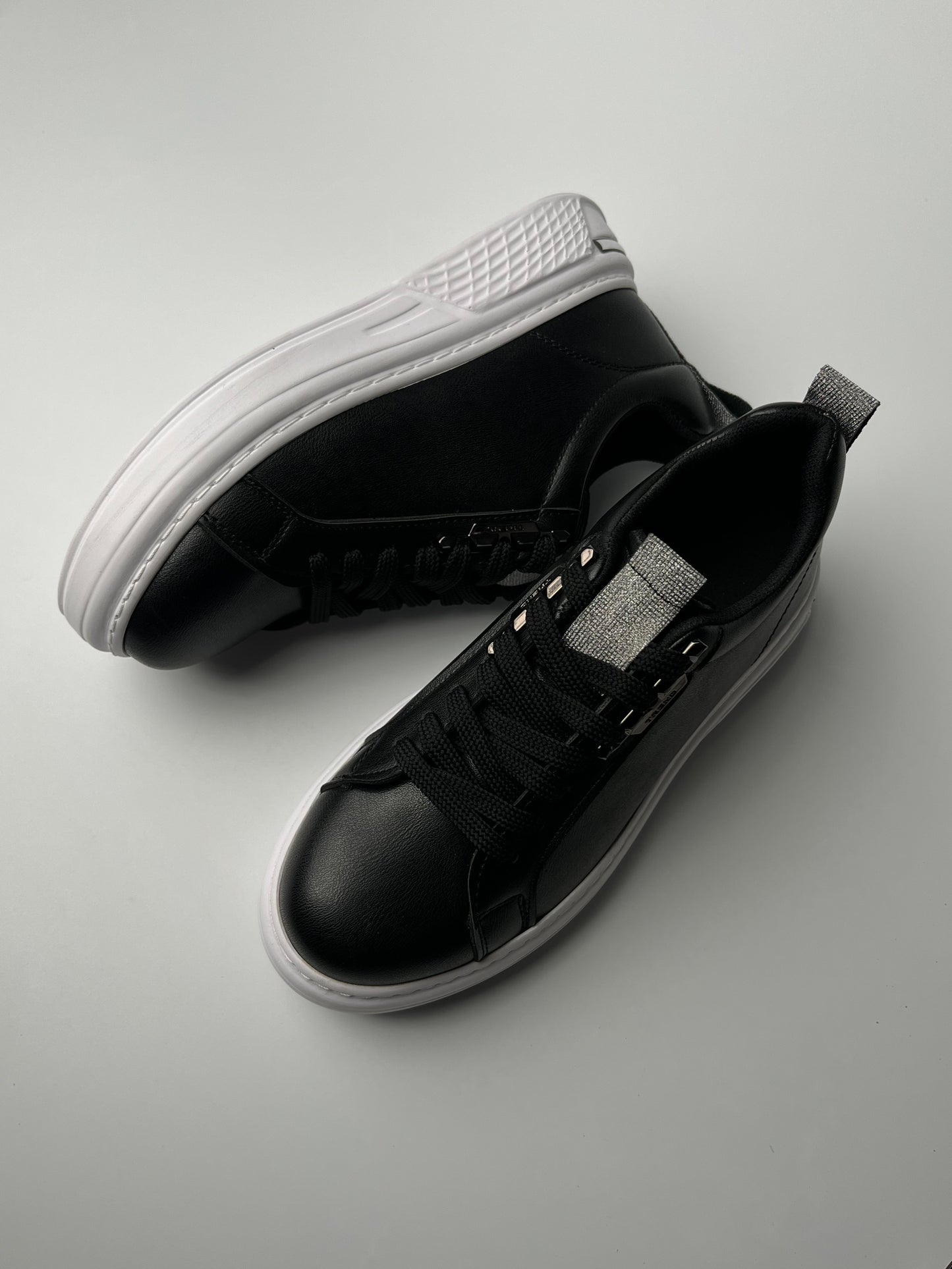 Siyah Spor Ayakkabı – Gümüş Detaylı