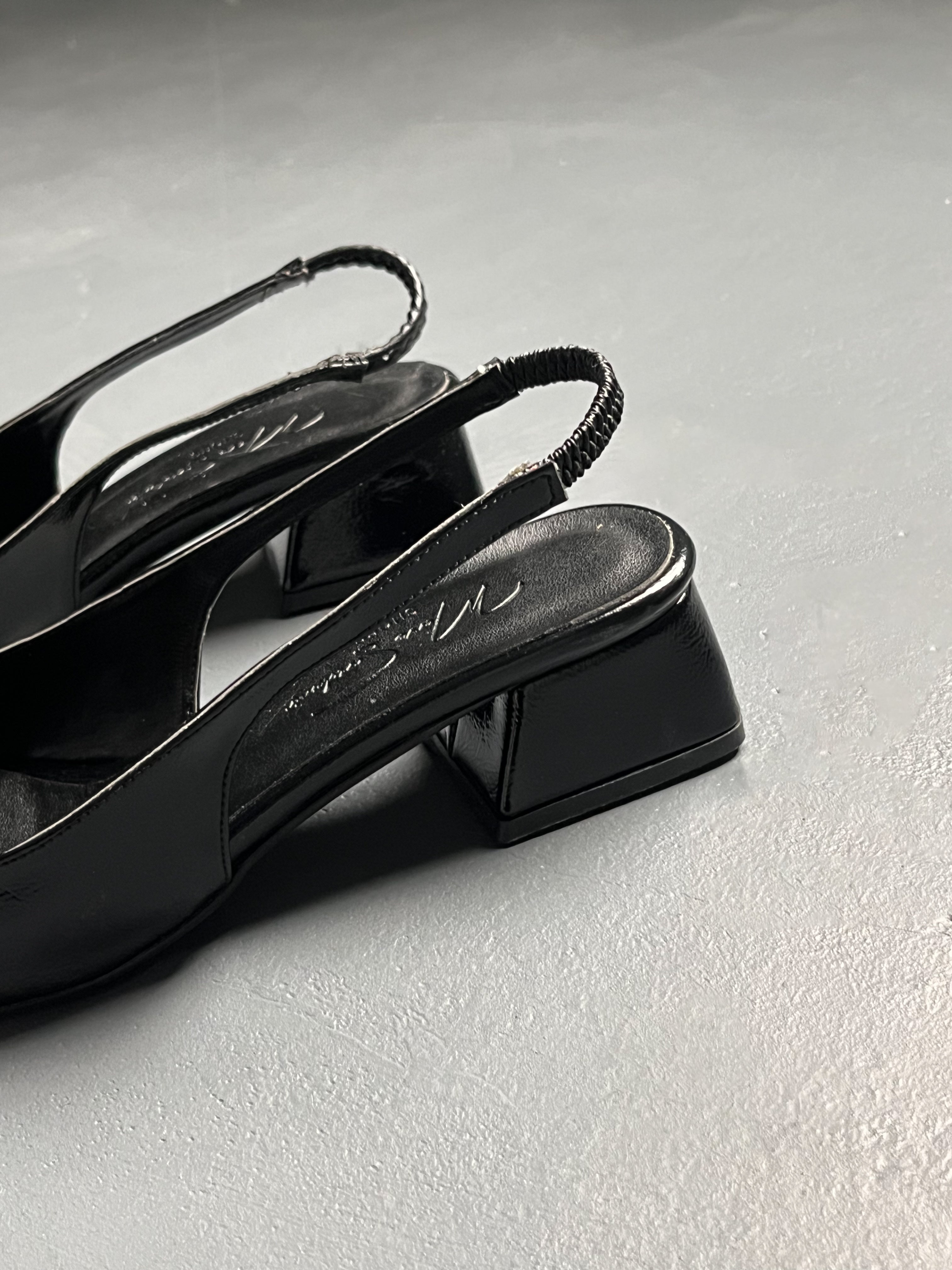 Siyah Rugan Tokalı Kalın Topuklu Ayakkabı