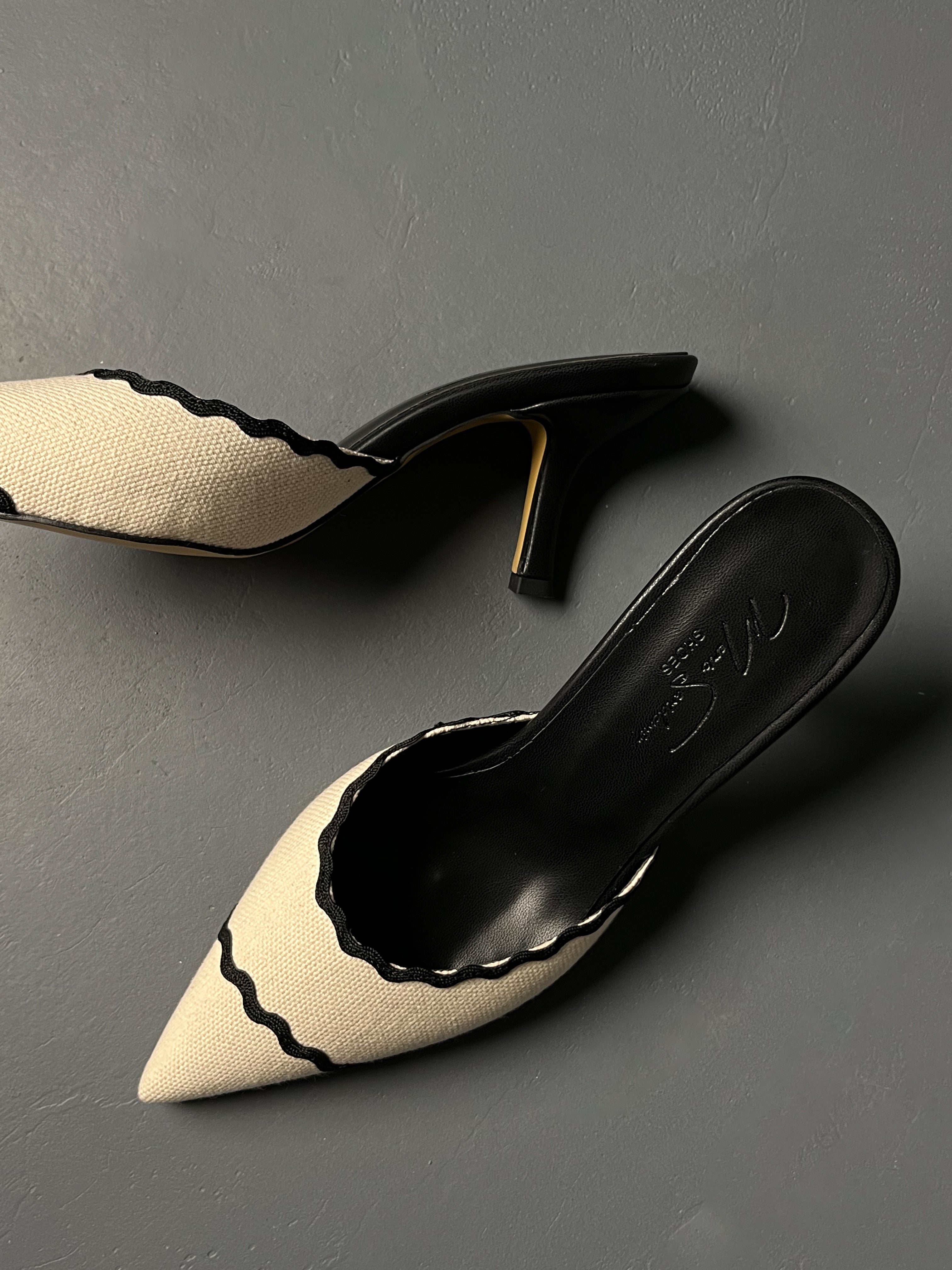 Krem-Siyah Detaylı Sivri Burun Keten Terlik