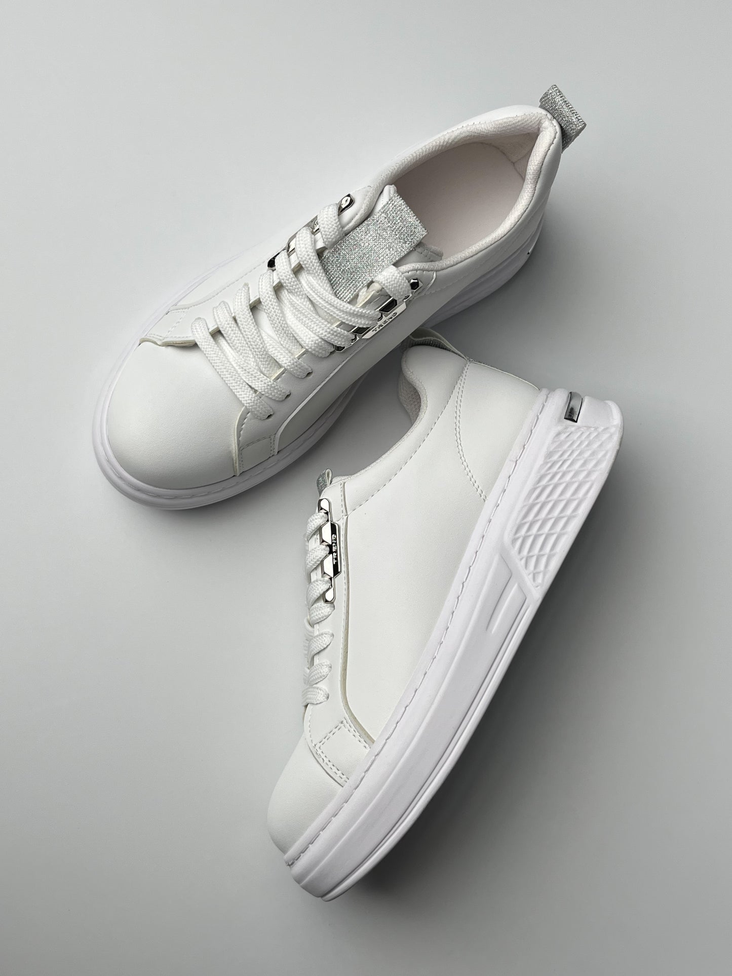 Beyaz Spor Ayakkabı – Gümüş Detaylı