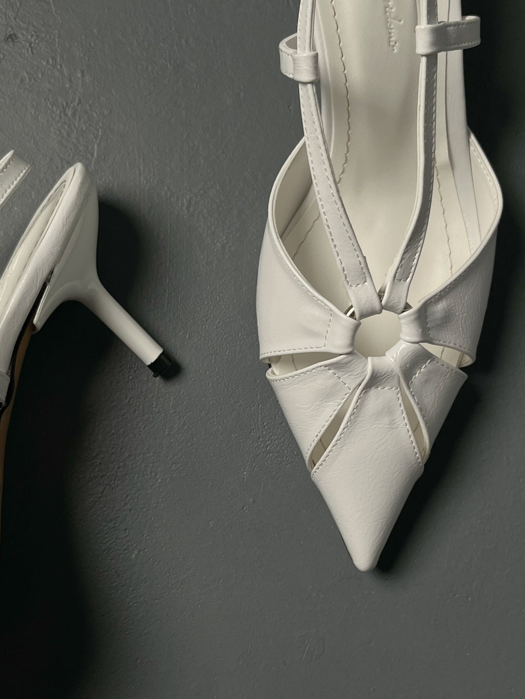 Beyaz Rugan Orta Bant Geçiş Detaylı İnce Topuklu Ayakkabı