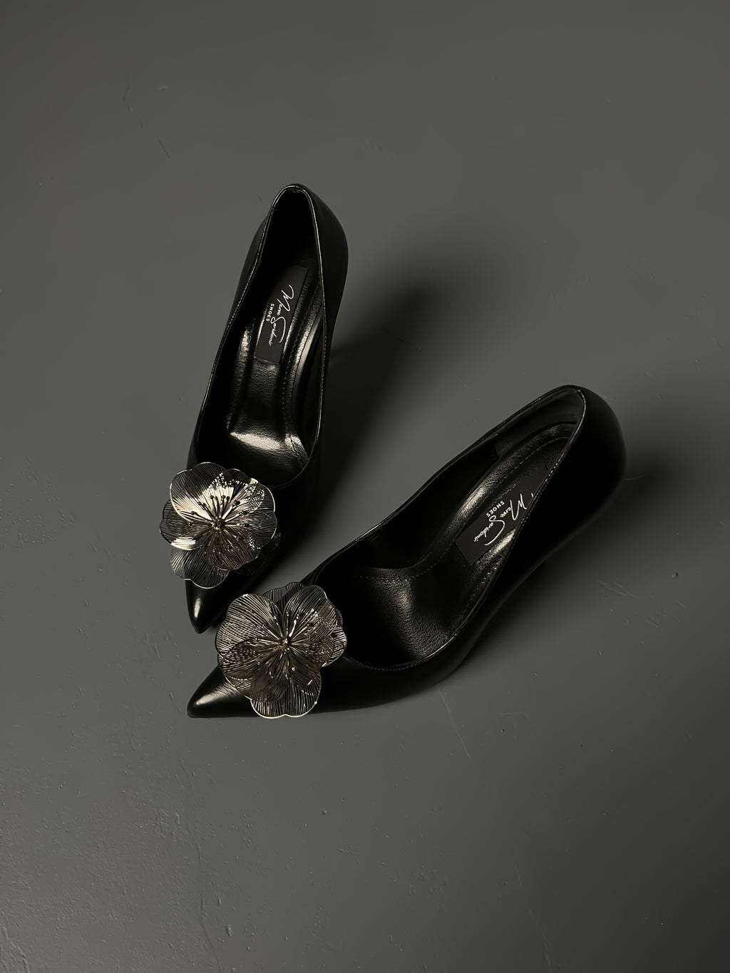 Siyah Stiletto – Gümüş Çiçek ve Topuk Detaylı