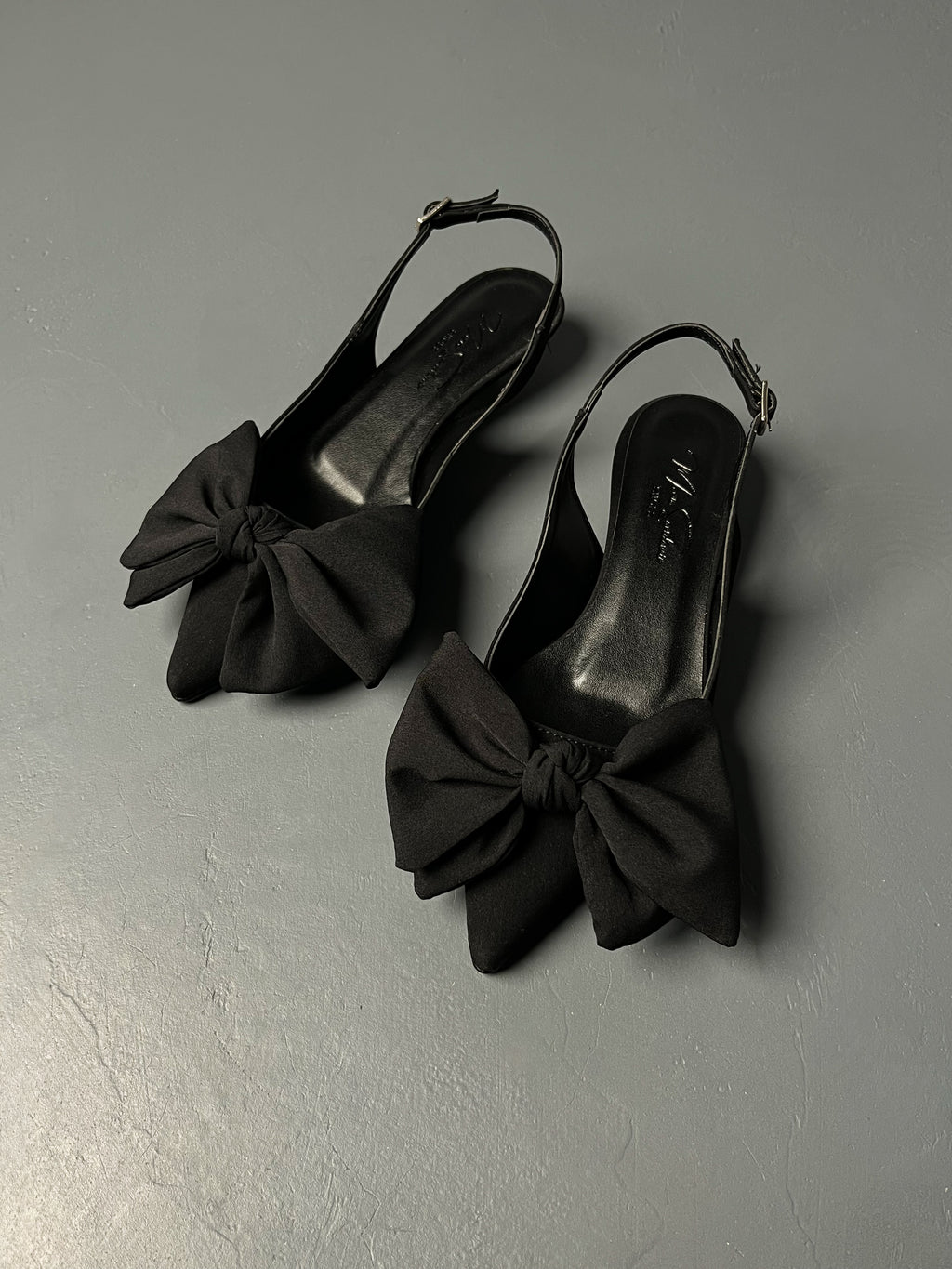 Siyah Saten Fiyonk Detaylı Kısa Topuklu Ayakkabı