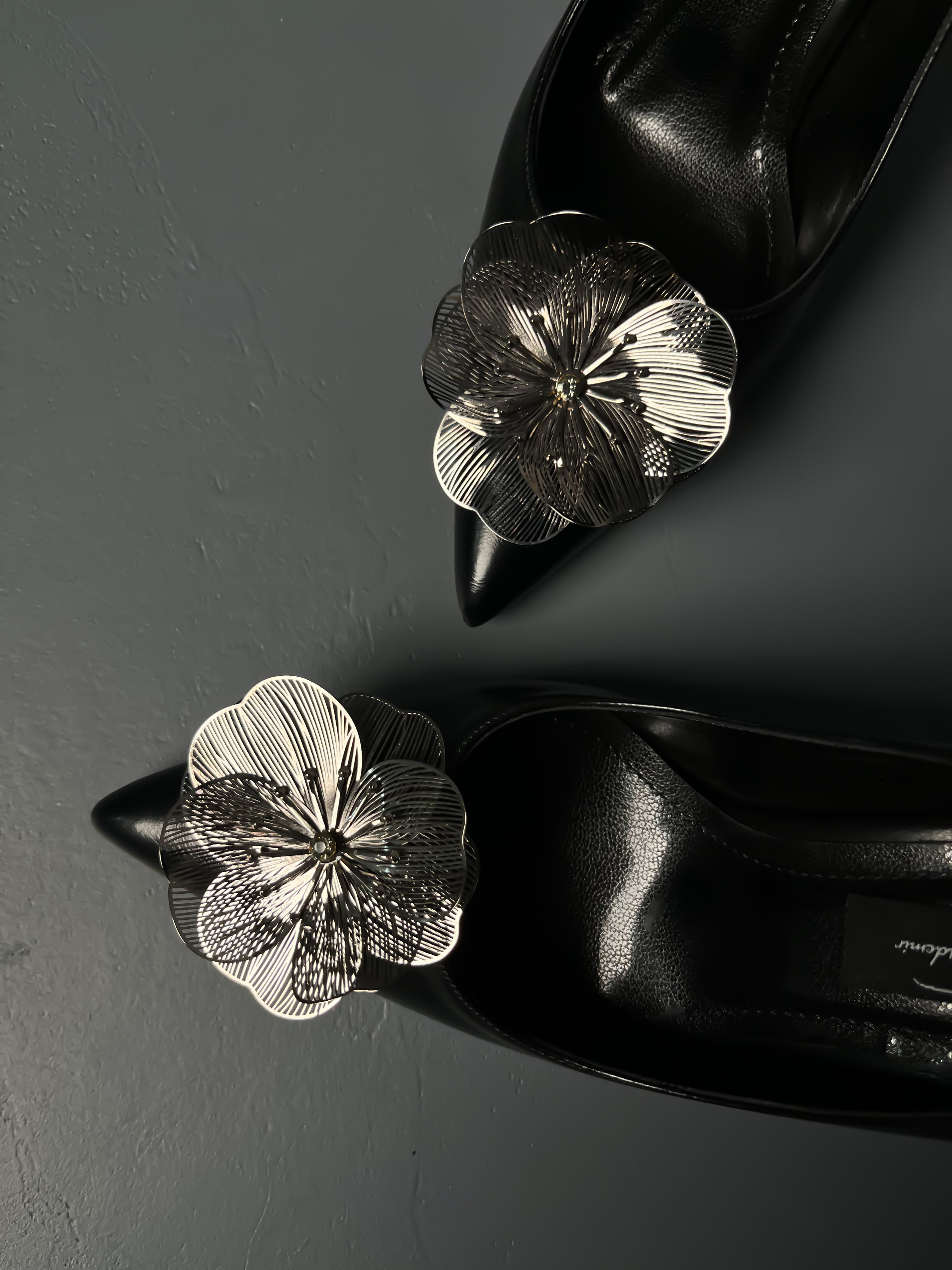 Siyah Stiletto – Gümüş Çiçek ve Topuk Detaylı