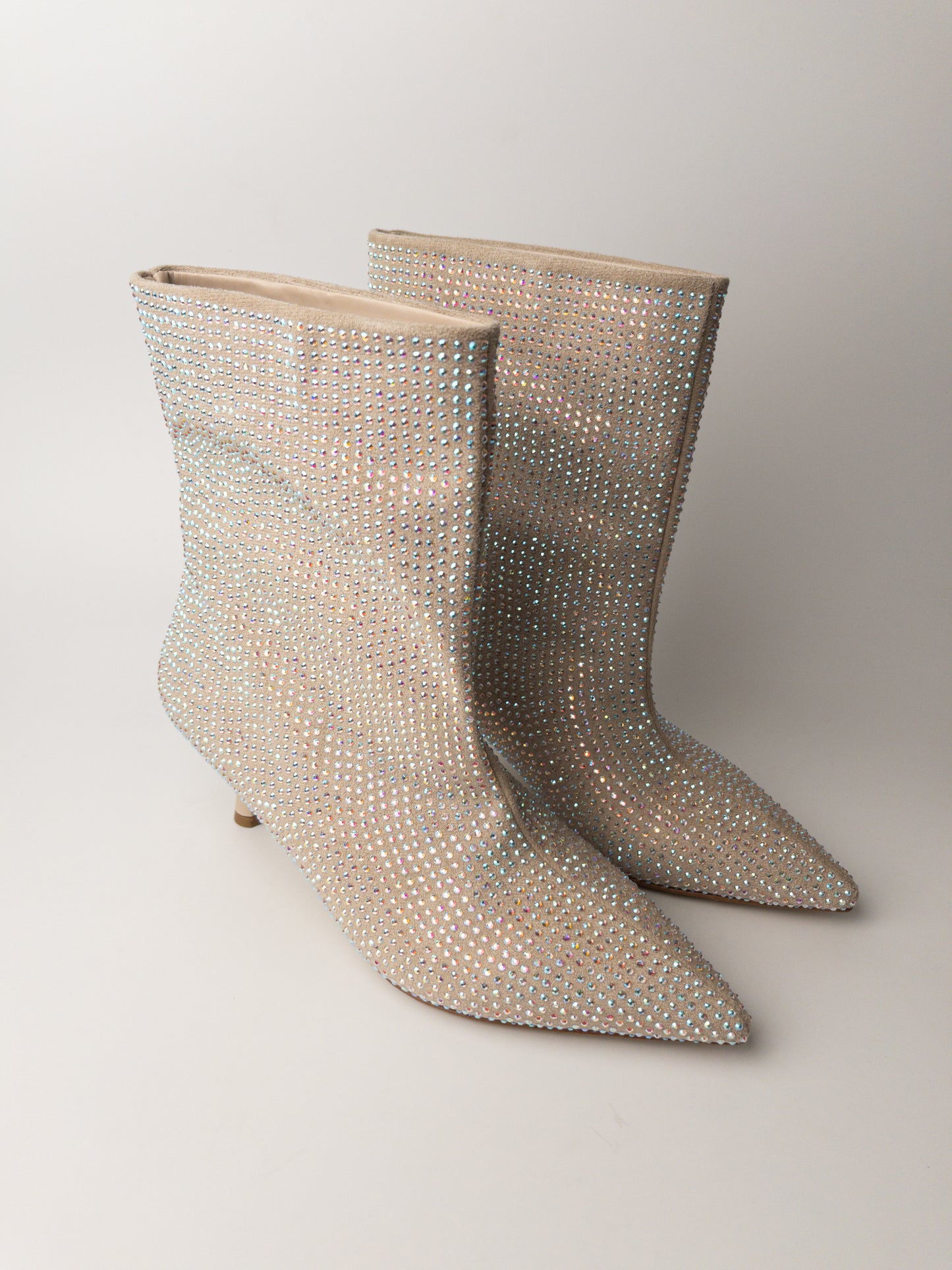 Bej Taş Detaylı İnce Topuklu Kadın Bot – 6 cm Topuk, Geniş Konç XL