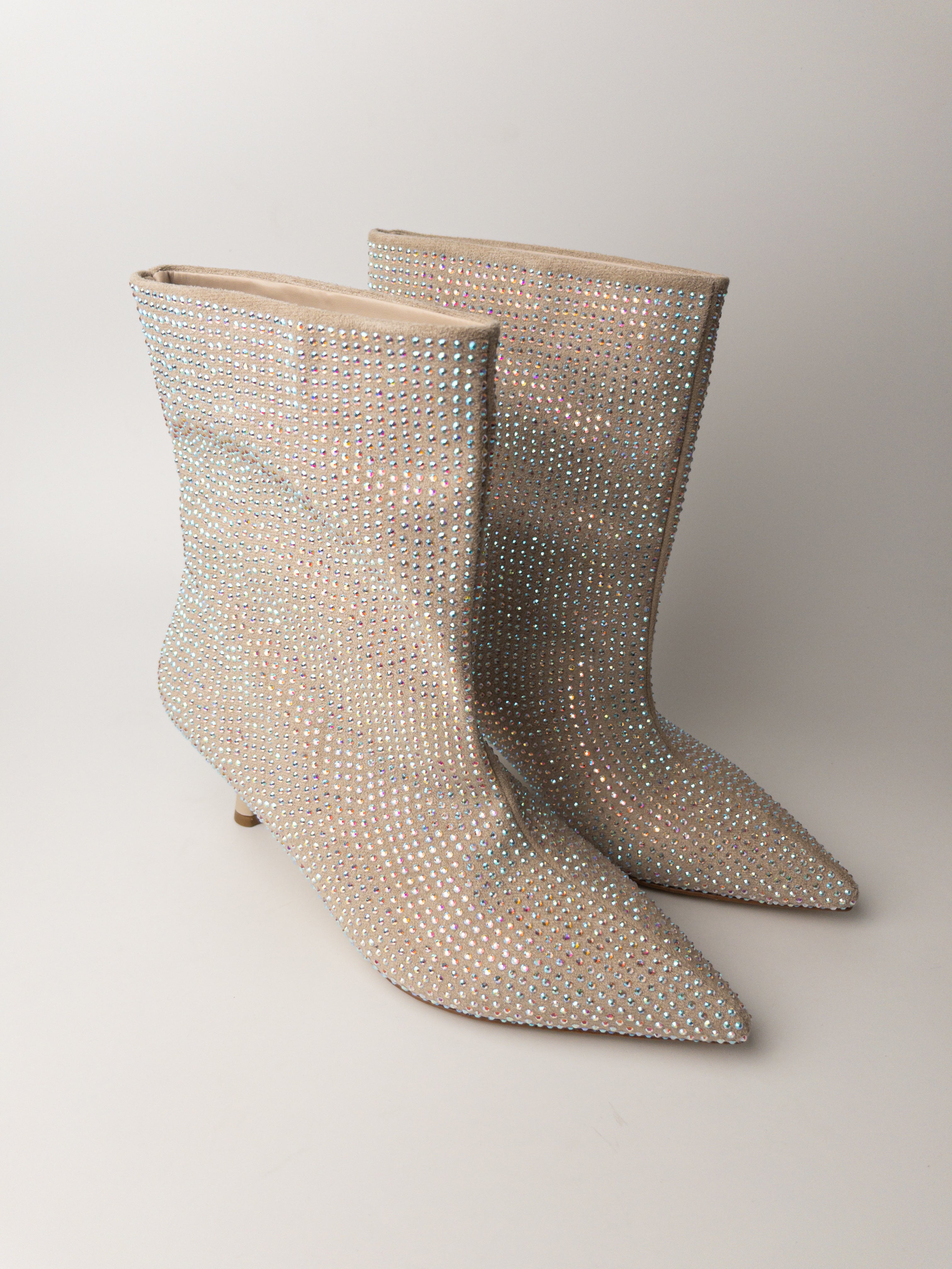 Bej Taş Detaylı İnce Topuklu Kadın Bot – 6 cm Topuk, Geniş Konç XL