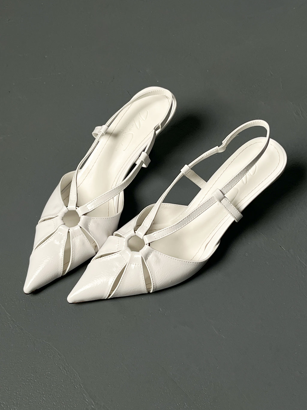 Beyaz Rugan Orta Bant Geçiş Detaylı İnce Topuklu Ayakkabı