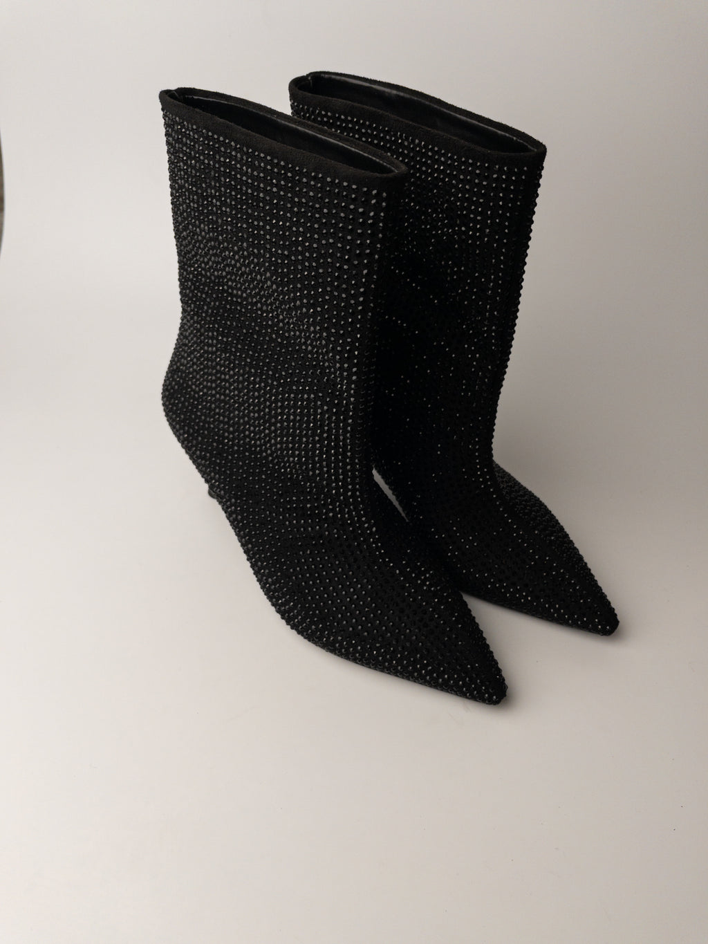 Siyah Taş Detaylı İnce Topuklu Kadın Bot – 6 cm Topuk, Geniş Konç XL