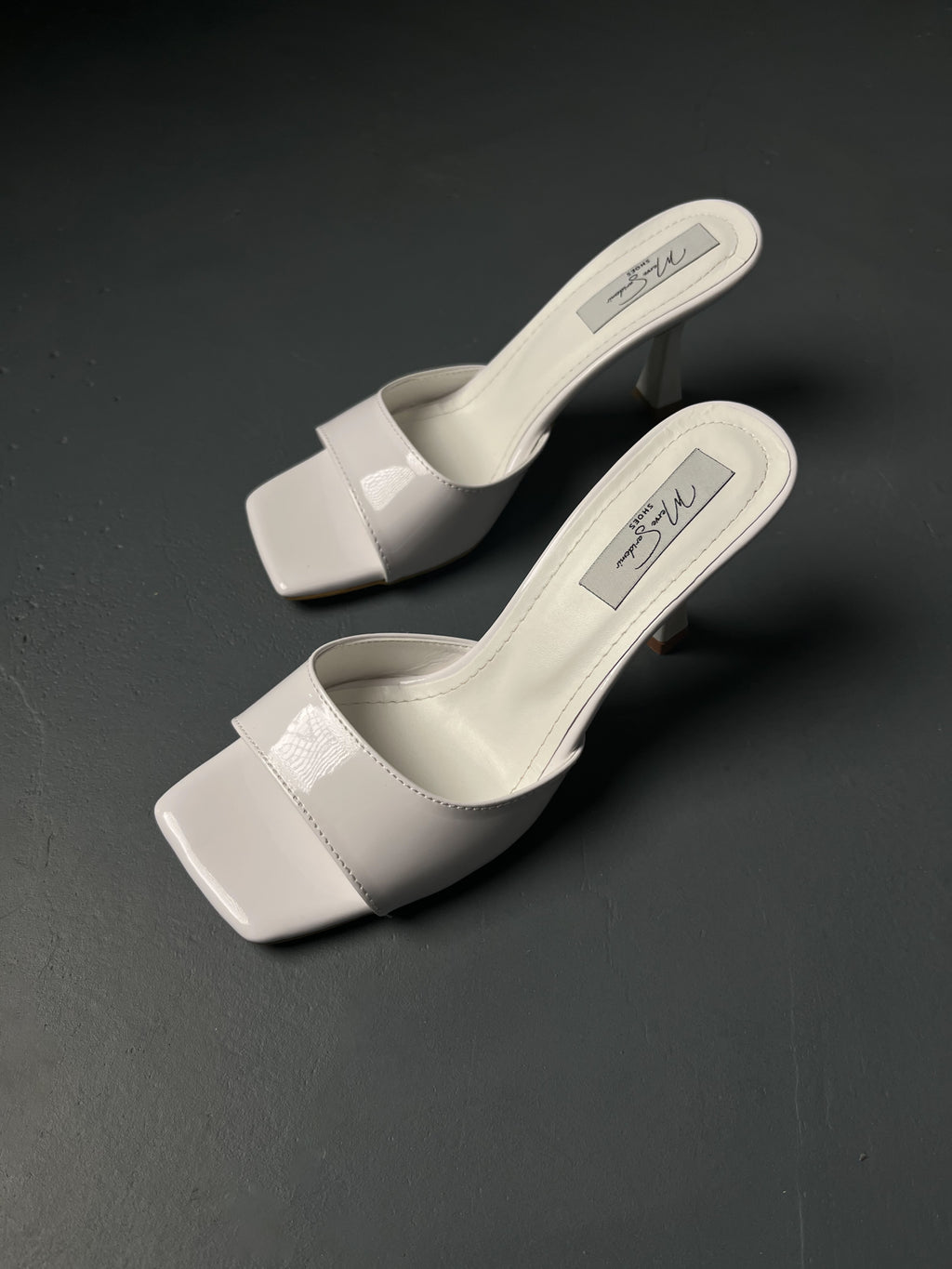 Beyaz Rugan Terlik – İnce Topuklu-Kare Burun