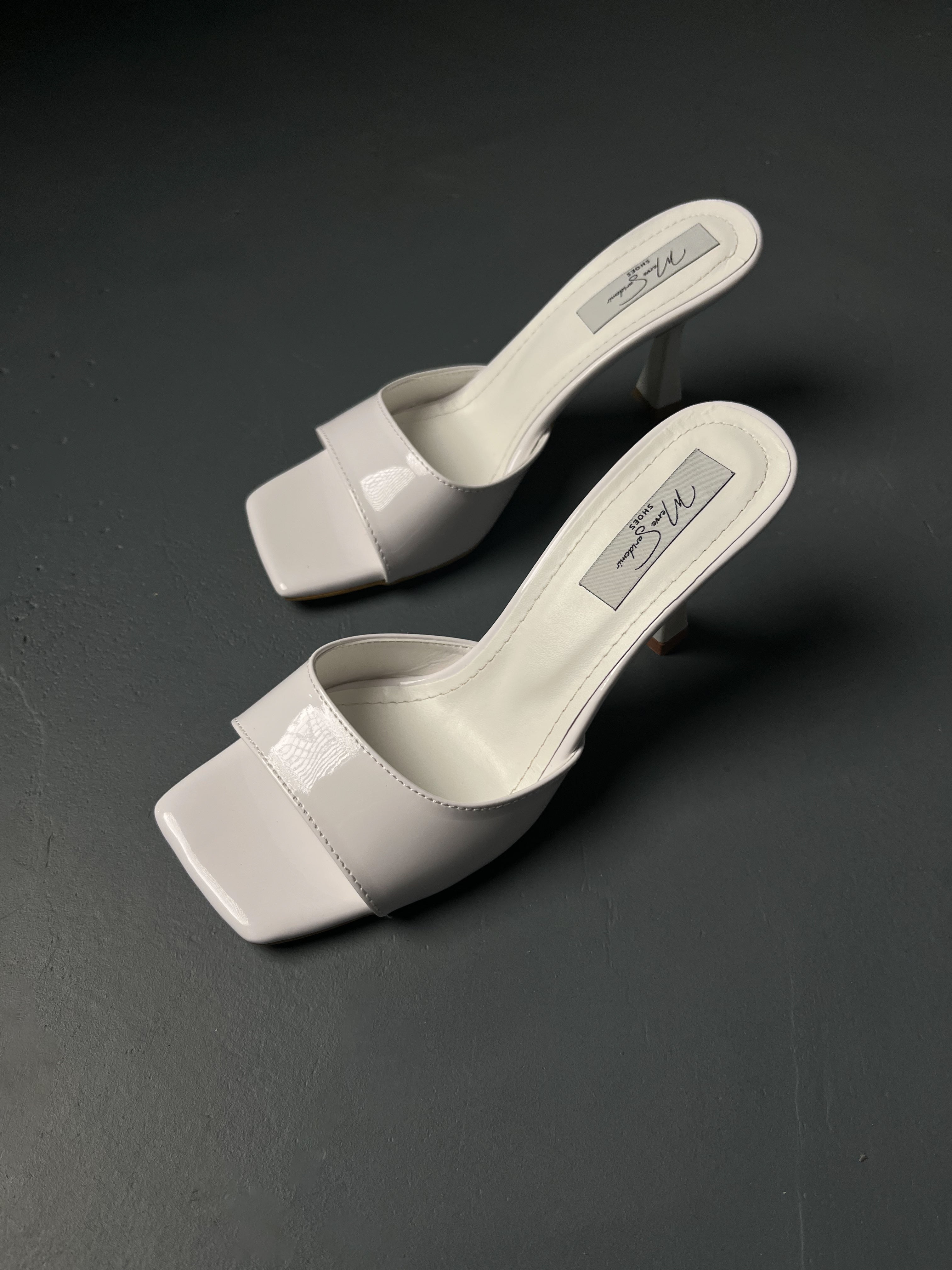 Beyaz Rugan Terlik – İnce Topuklu-Kare Burun