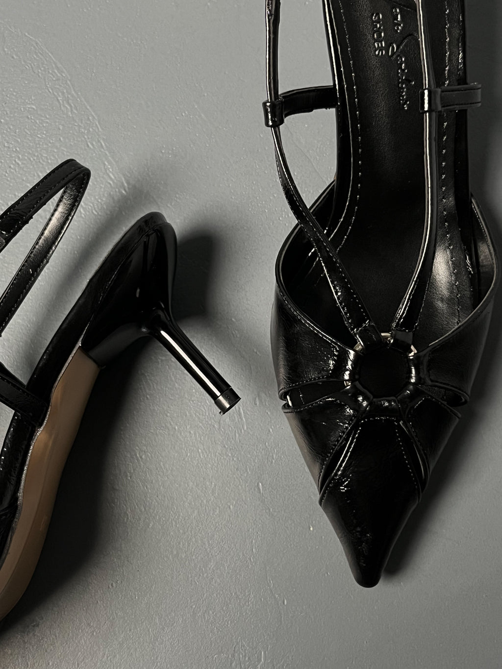 Siyah Rugan Orta Bant Geçiş Detaylı İnce Topuklu Ayakkabı