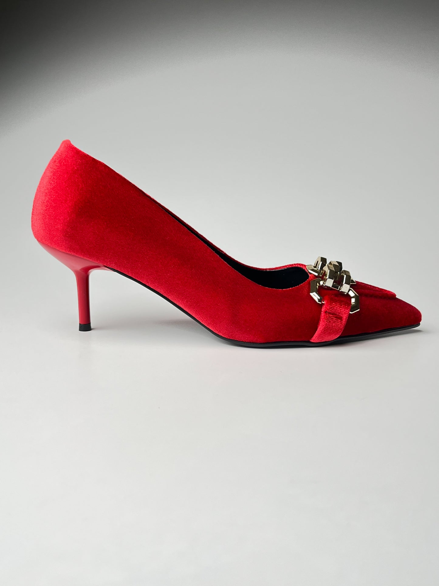 Kırmızı Süet Zincir Detaylı İnce Topuklu Ayakkabı