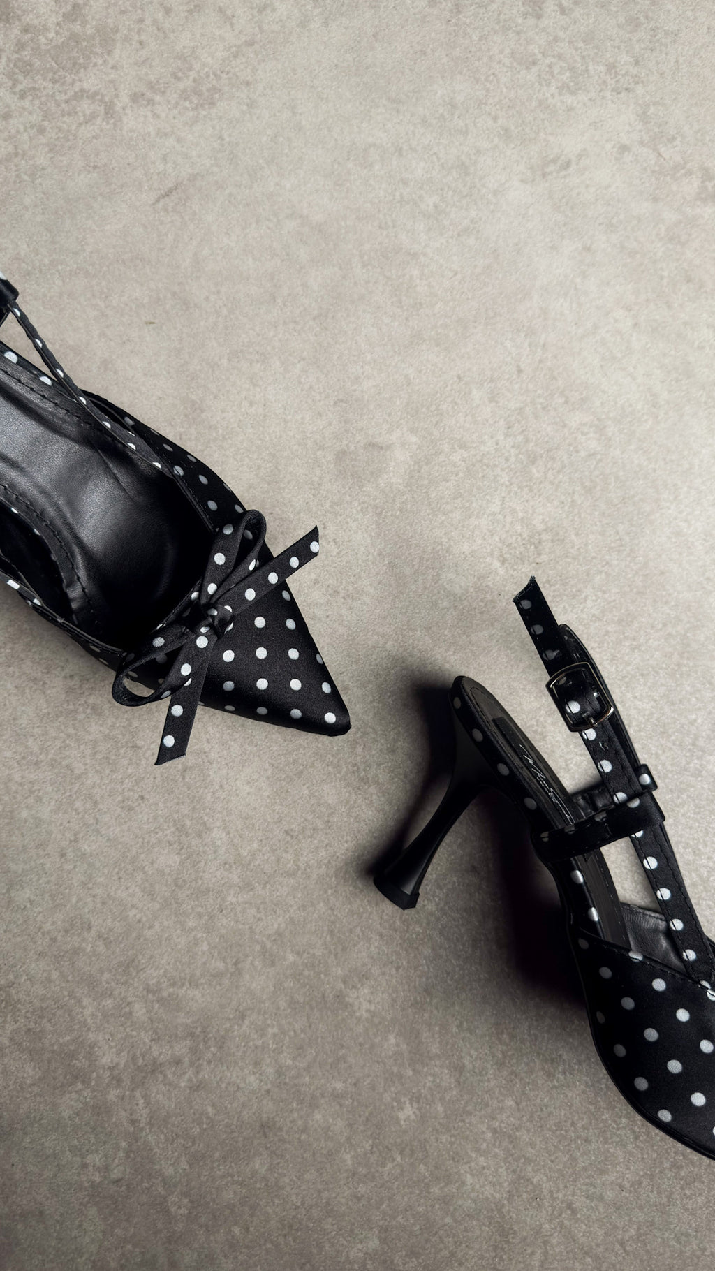 Siyah Puantiyeli Fiyonklu Saten Stiletto