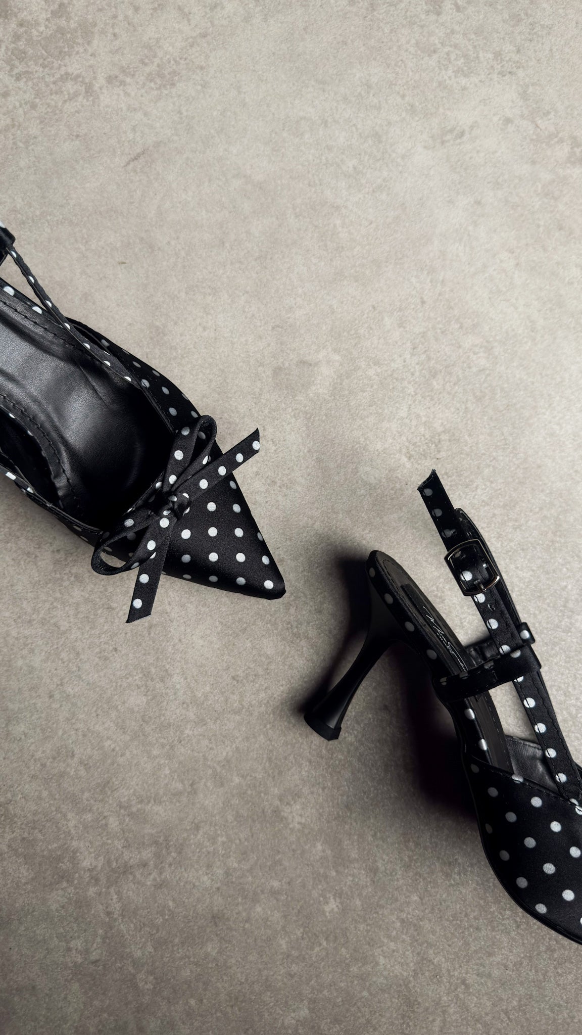 Siyah Puantiyeli Fiyonklu Saten Stiletto