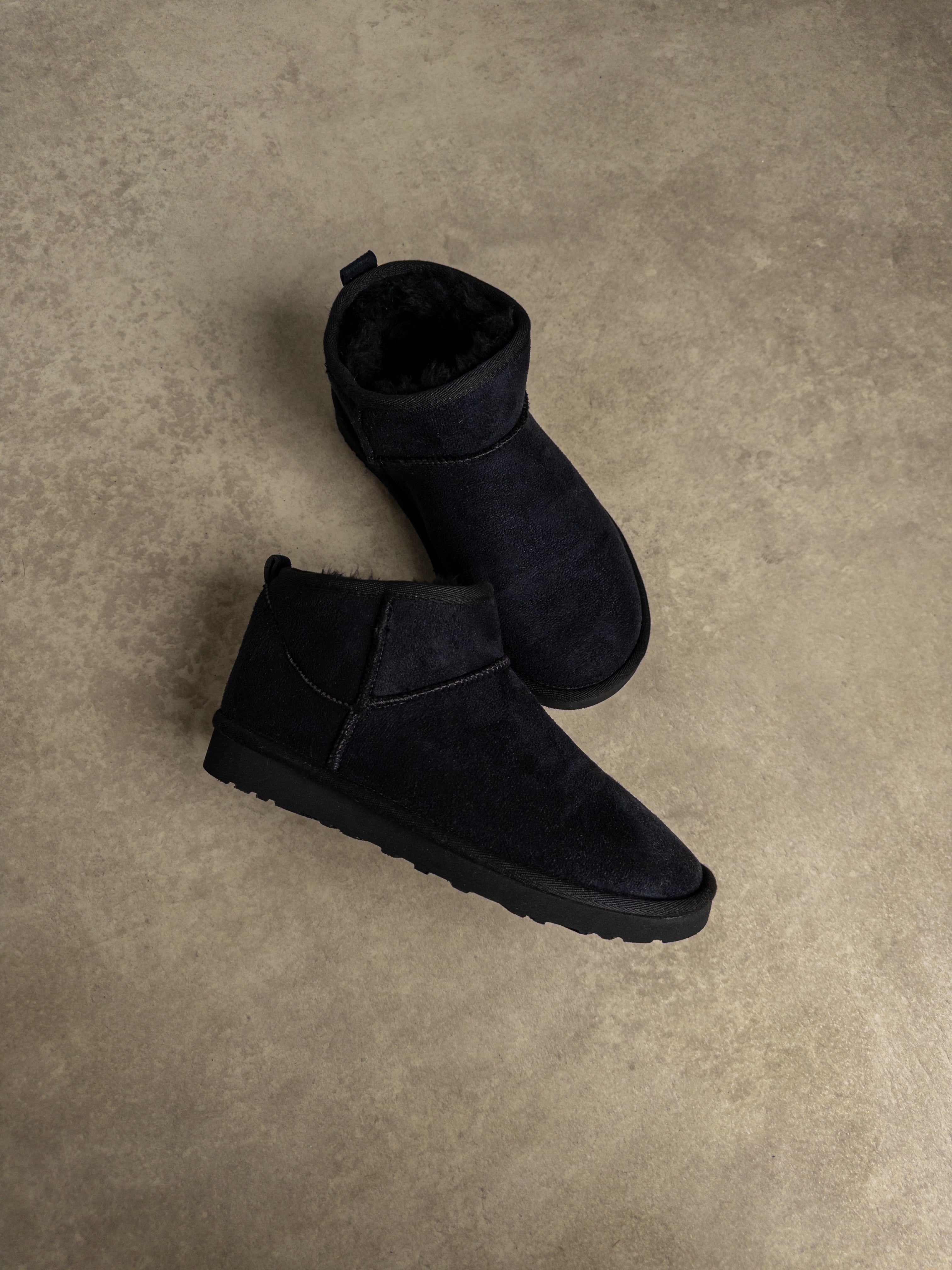 Siyah İnce Taban Peluş Bot