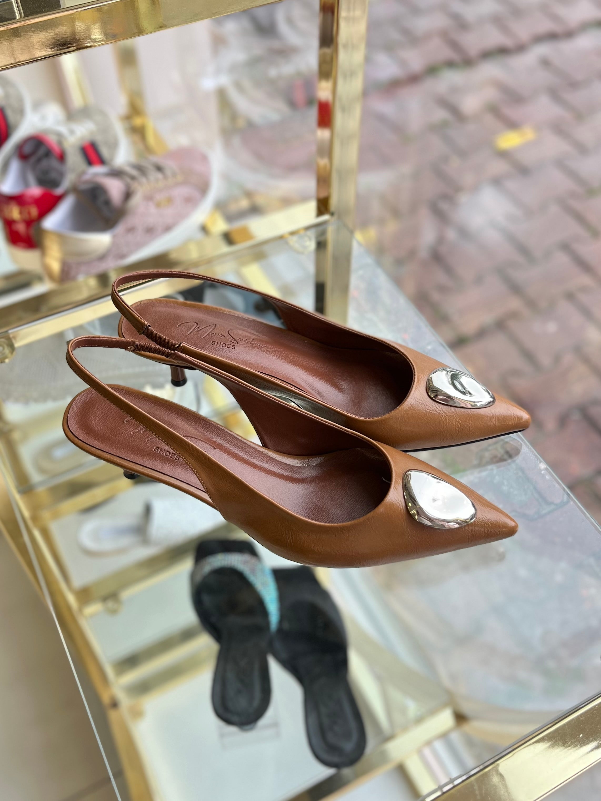 Taba Kırışık Rugan Metal Detaylı İnce Topuklu Ayakkabı