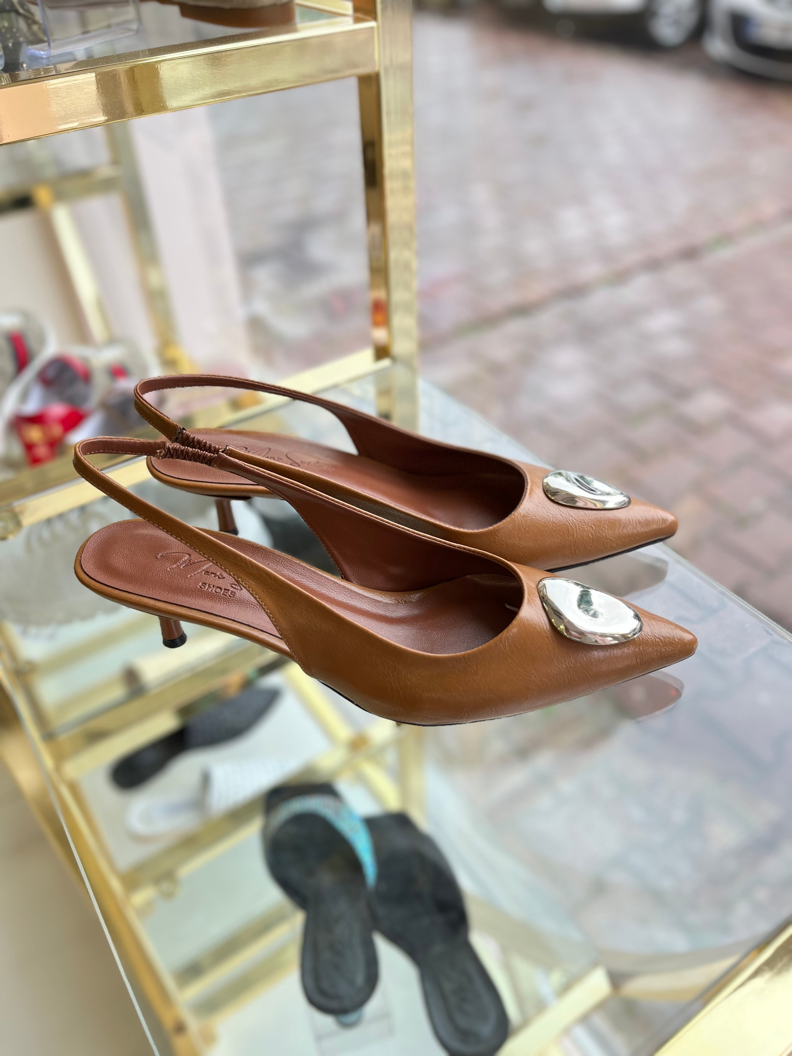 Taba Kırışık Rugan Metal Detaylı İnce Topuklu Ayakkabı