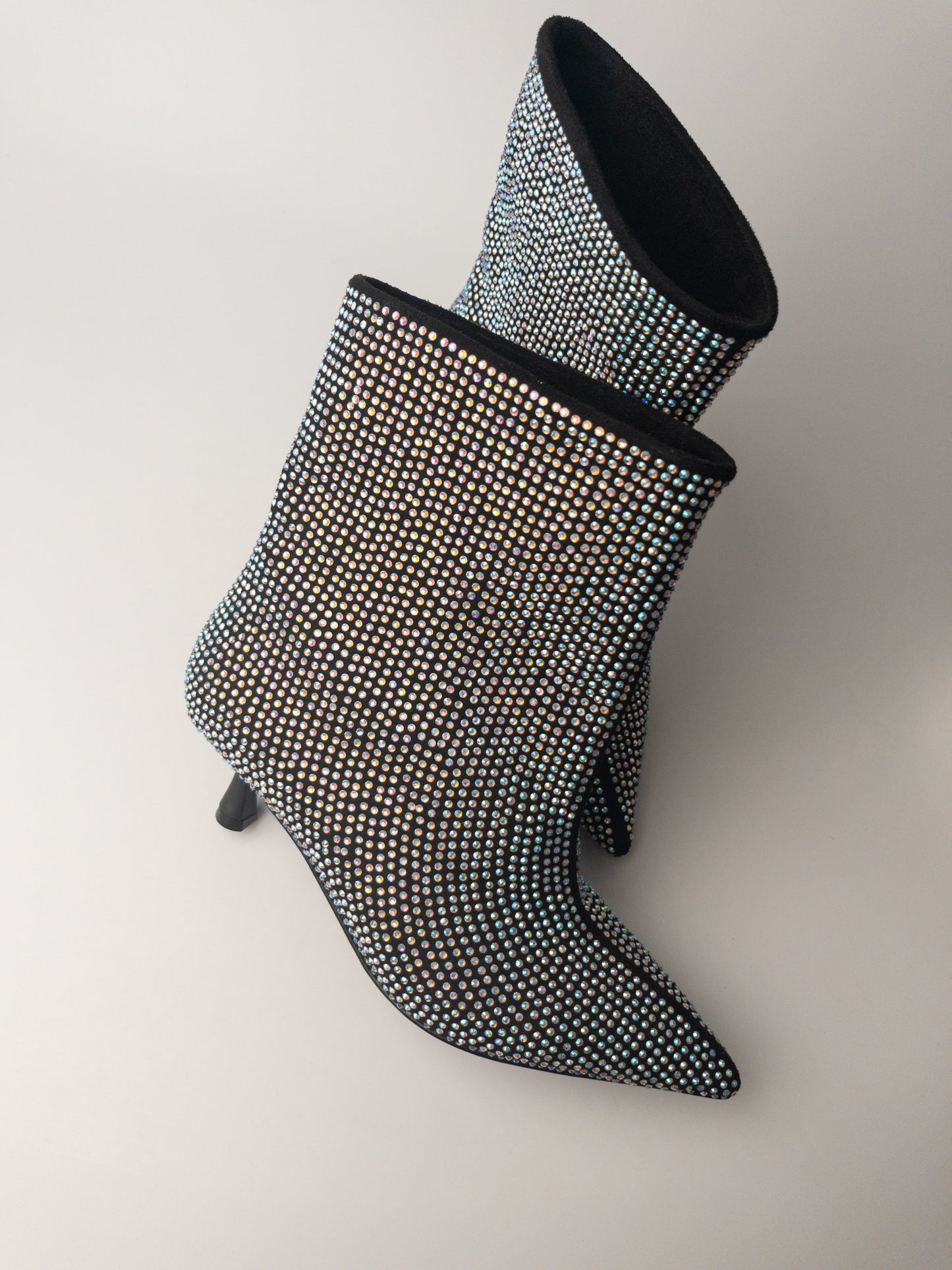 Siyah Taş Detaylı İnce Topuklu Kadın Bot – 6 cm Topuk, Geniş Konç XL