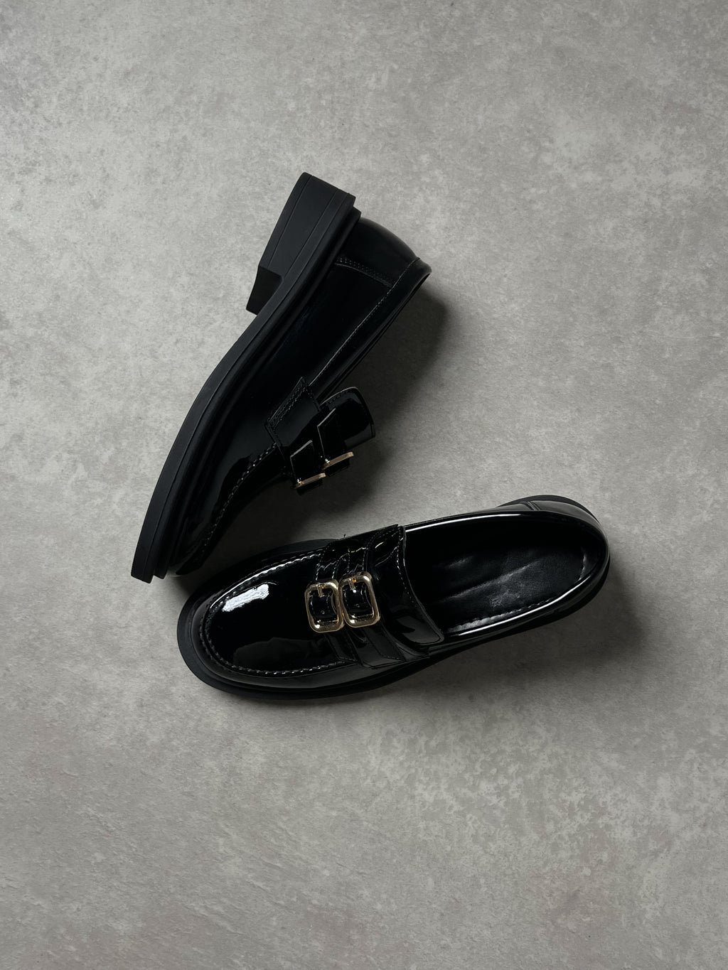 Gold toka detaylı siyah rugan loafer