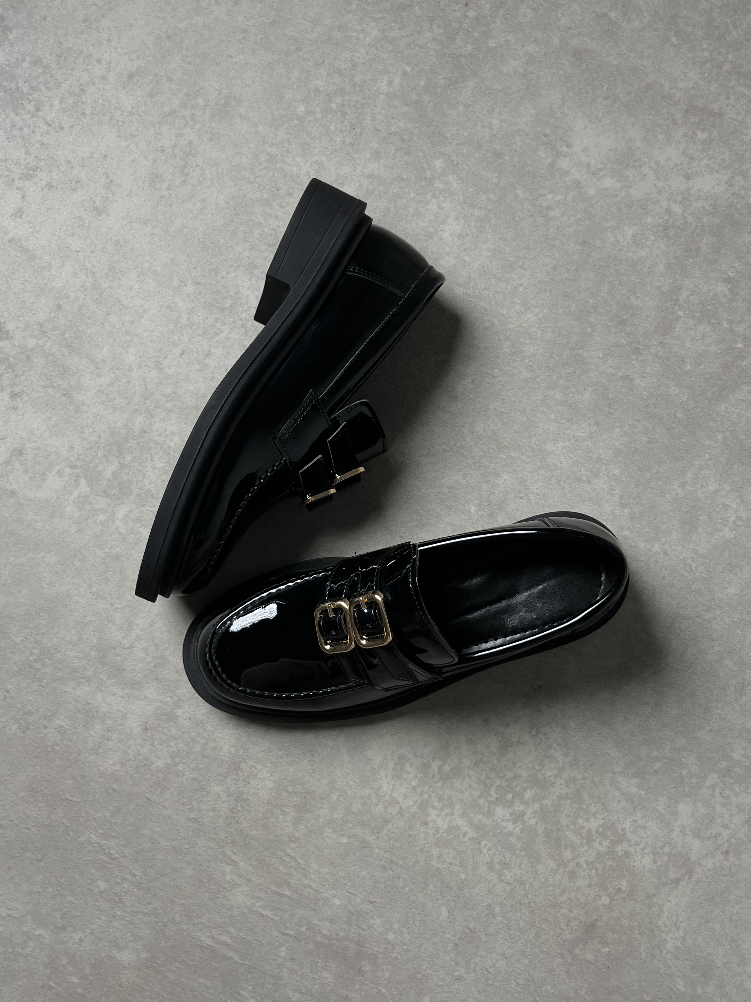 Gold toka detaylı siyah rugan loafer