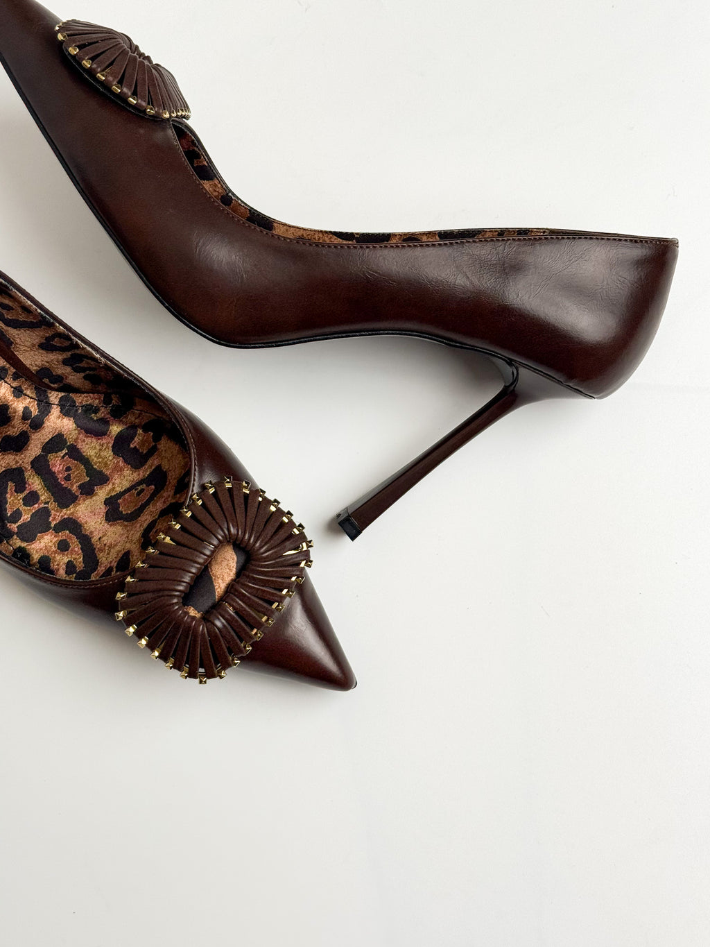 Acı Kahve Hakiki Deri 10 cm Stiletto – Leopar İç Taban & Gold Detaylı Toka Aksesuar