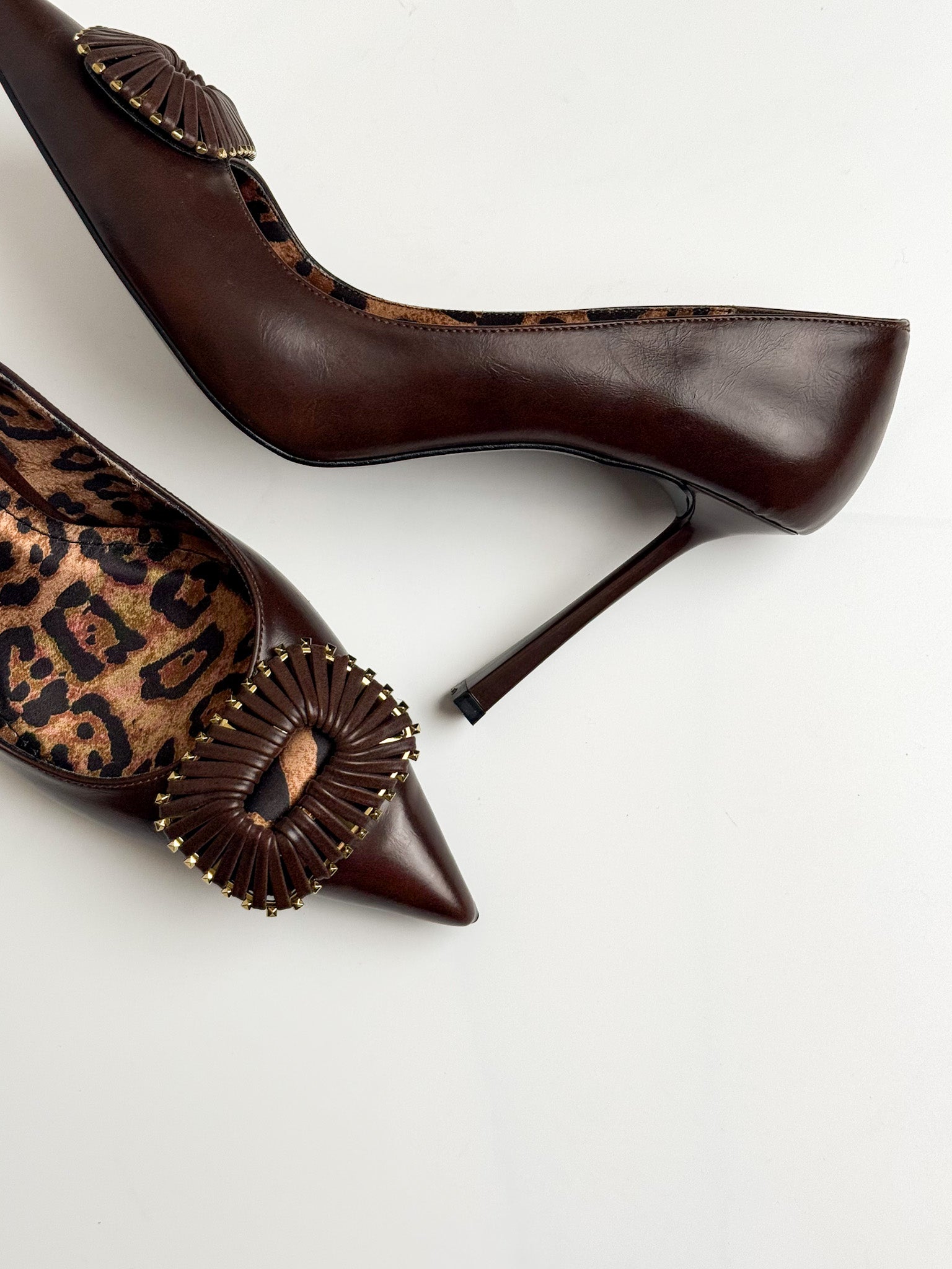 Acı Kahve Hakiki Deri 10 cm Stiletto – Leopar İç Taban & Gold Detaylı Toka Aksesuar