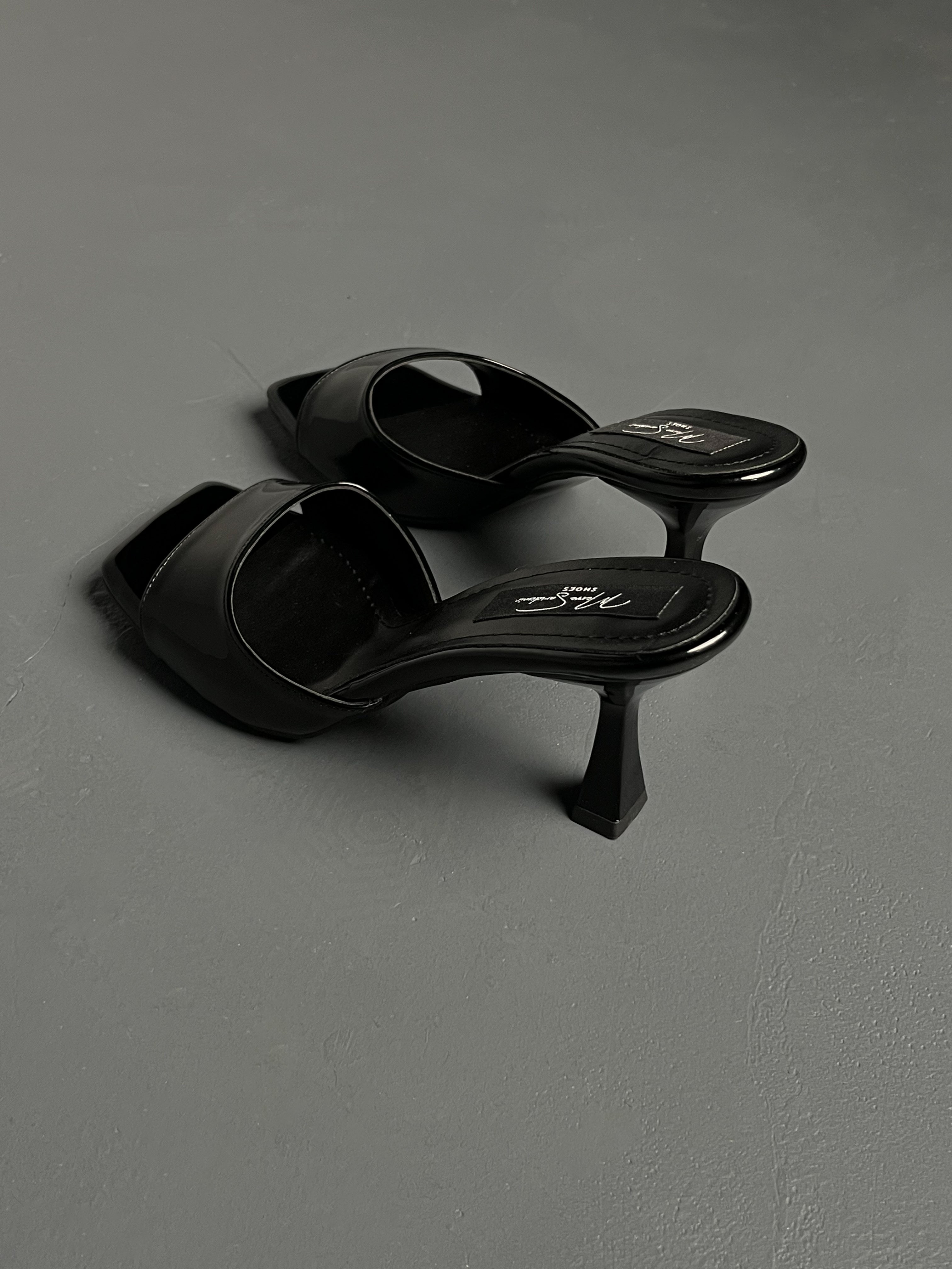 Siyah Rugan Terlik – İnce Topuklu-Kare Burun