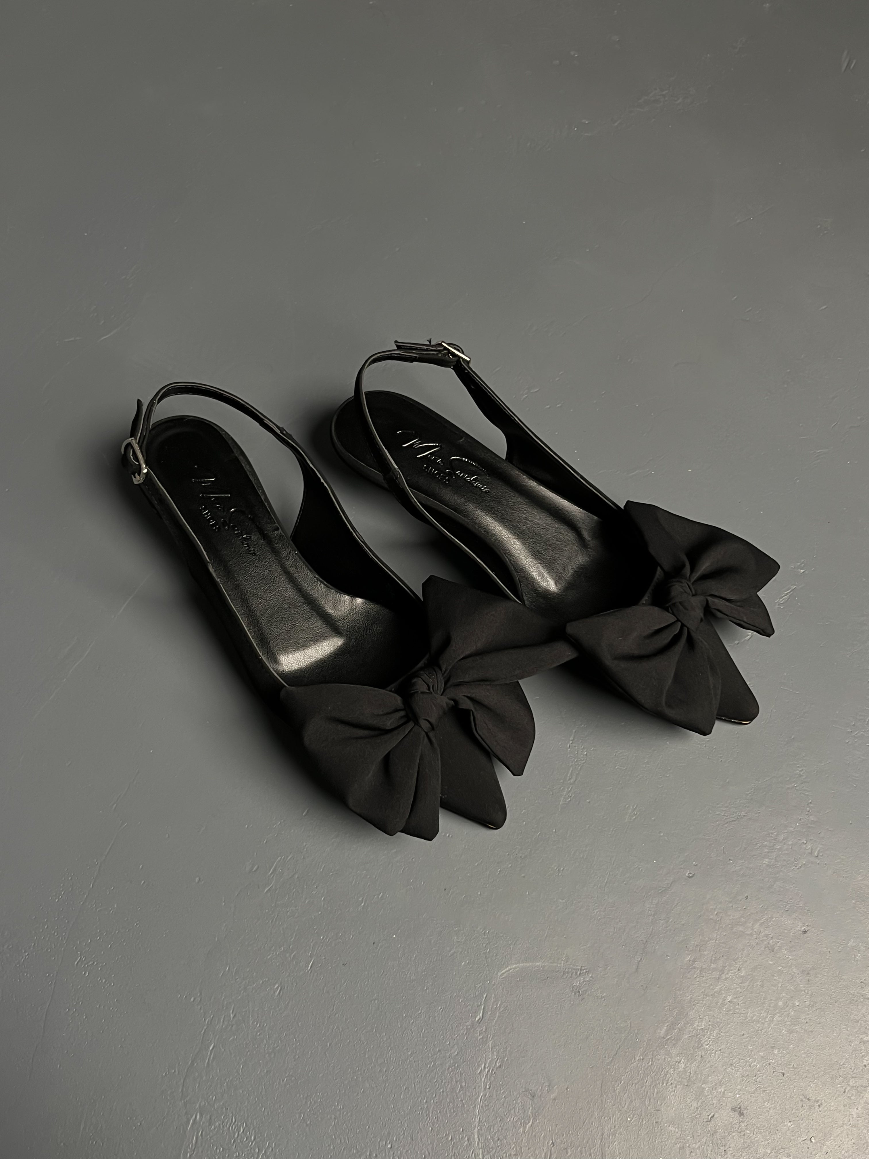 Siyah Saten Fiyonk Detaylı Kısa Topuklu Ayakkabı