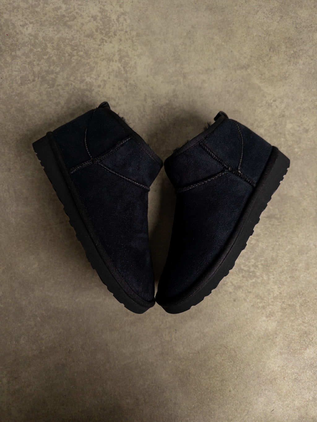 Siyah İnce Taban Peluş Bot