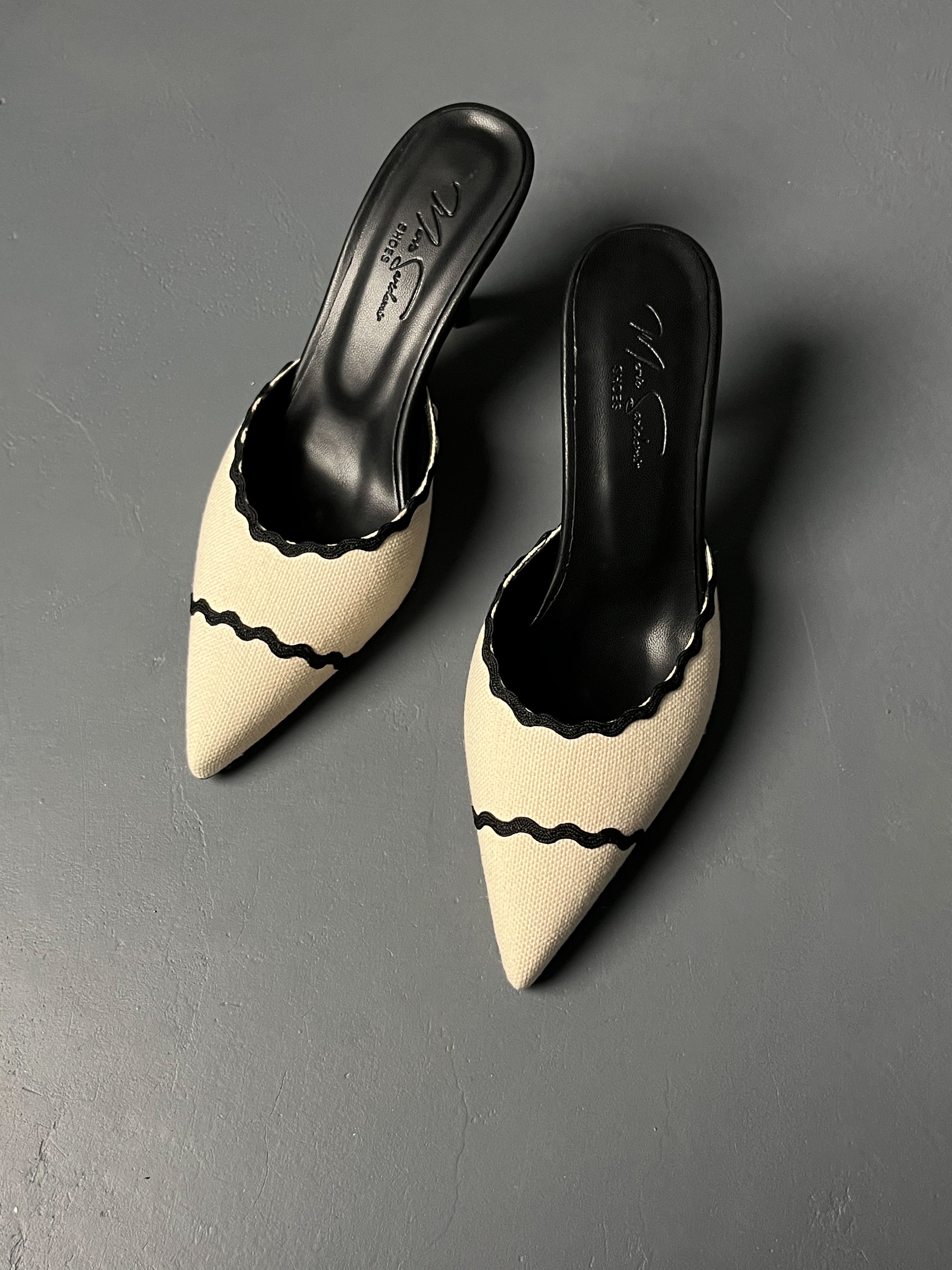 Krem-Siyah Detaylı Sivri Burun Keten Terlik