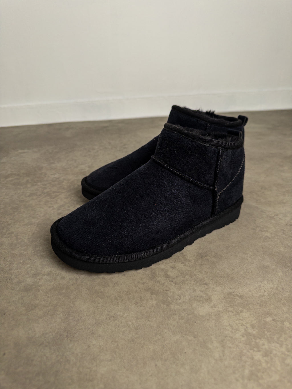 Siyah İnce Taban Peluş Bot