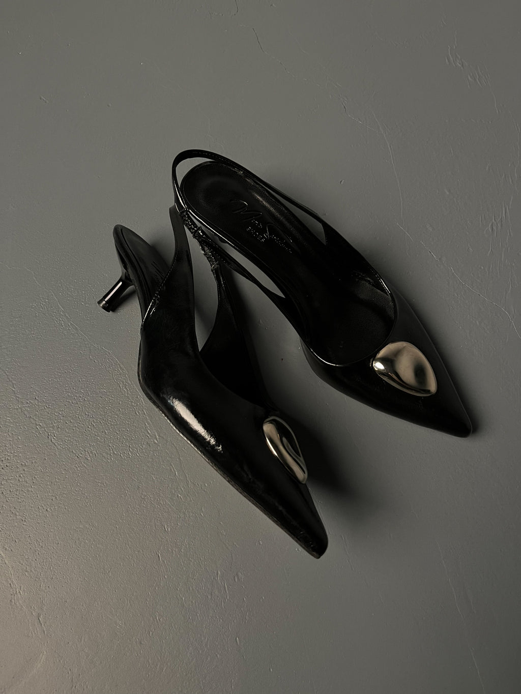 Siyah Kırışık Rugan Metal Detaylı İnce Topuklu Ayakkabı