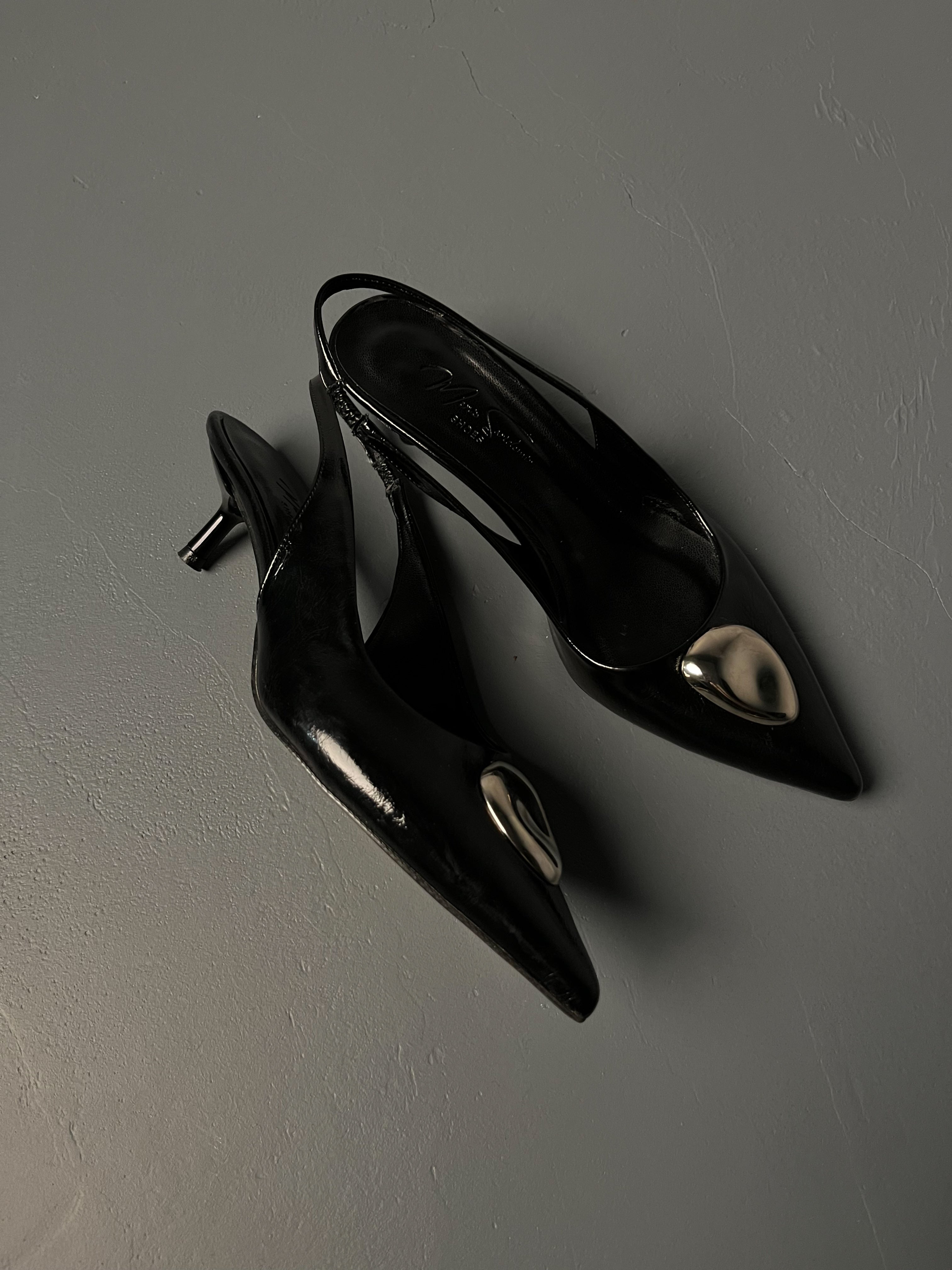 Siyah Kırışık Rugan Metal Detaylı İnce Topuklu Ayakkabı