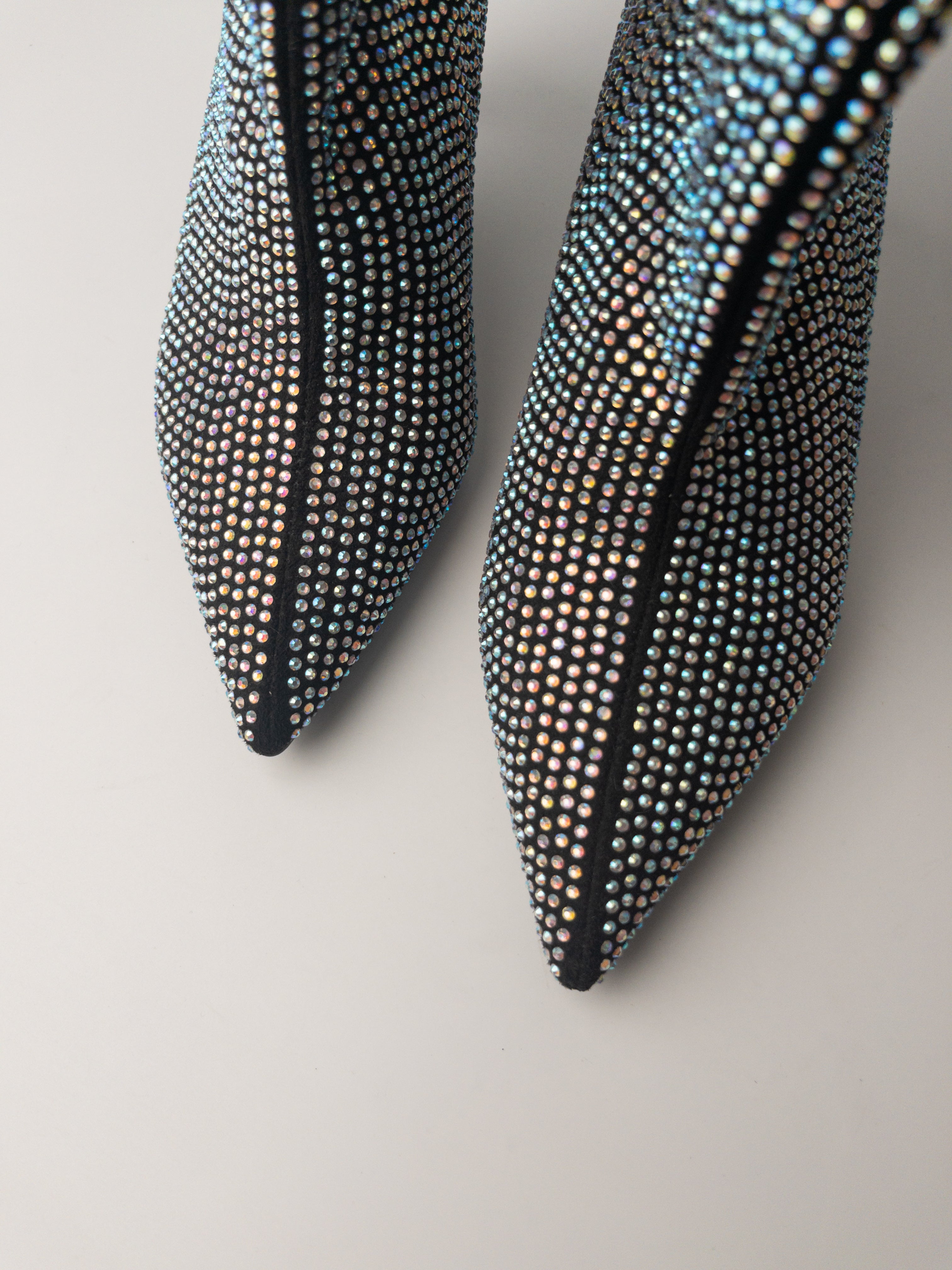 Siyah Taş Detaylı İnce Topuklu Kadın Bot – 6 cm Topuk, Geniş Konç XL