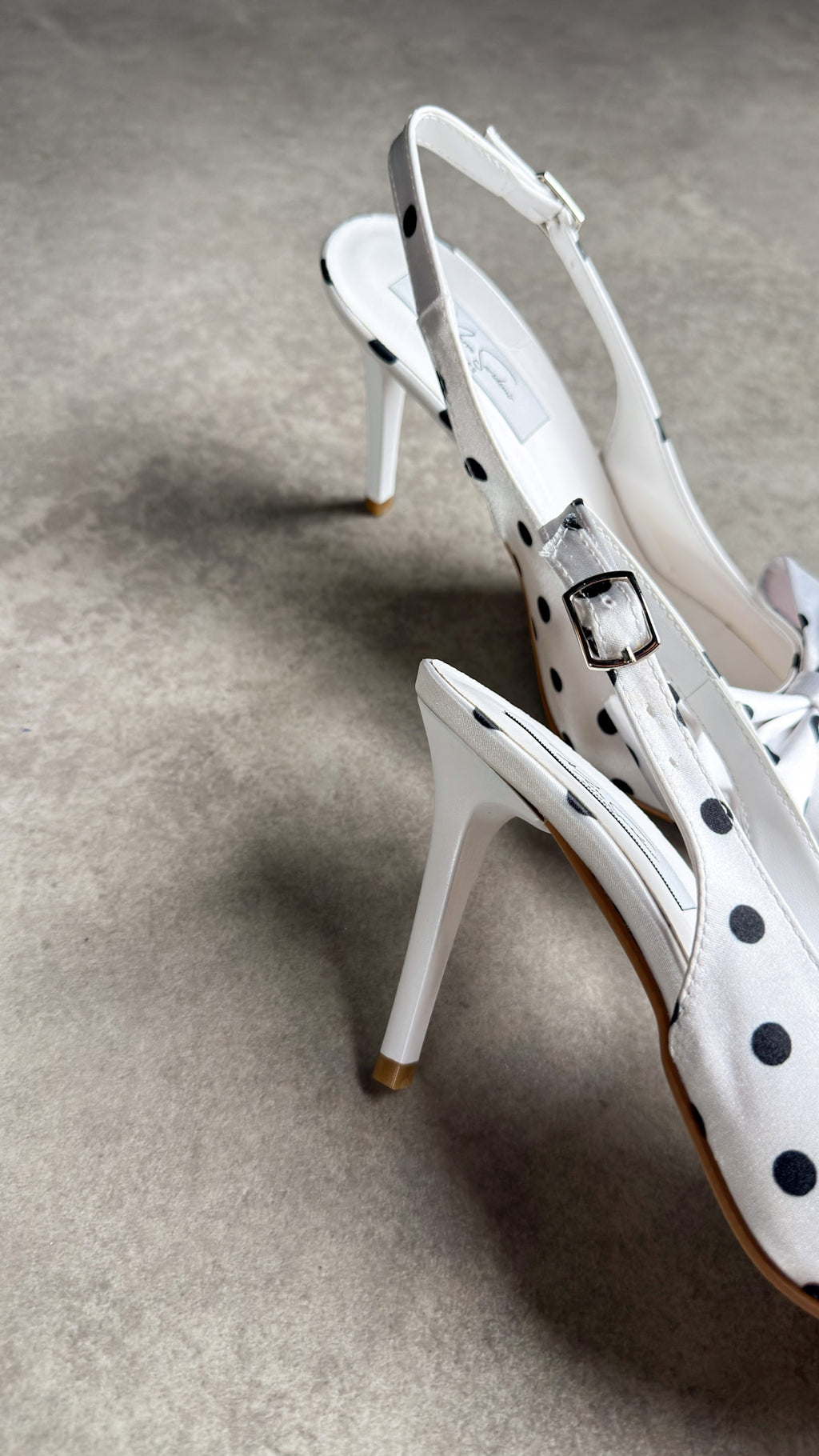 Fiyonklu Beyaz Saten Stiletto