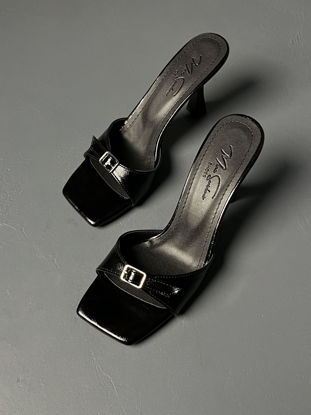 Siyah Toka Detaylı Topuklu Terlik