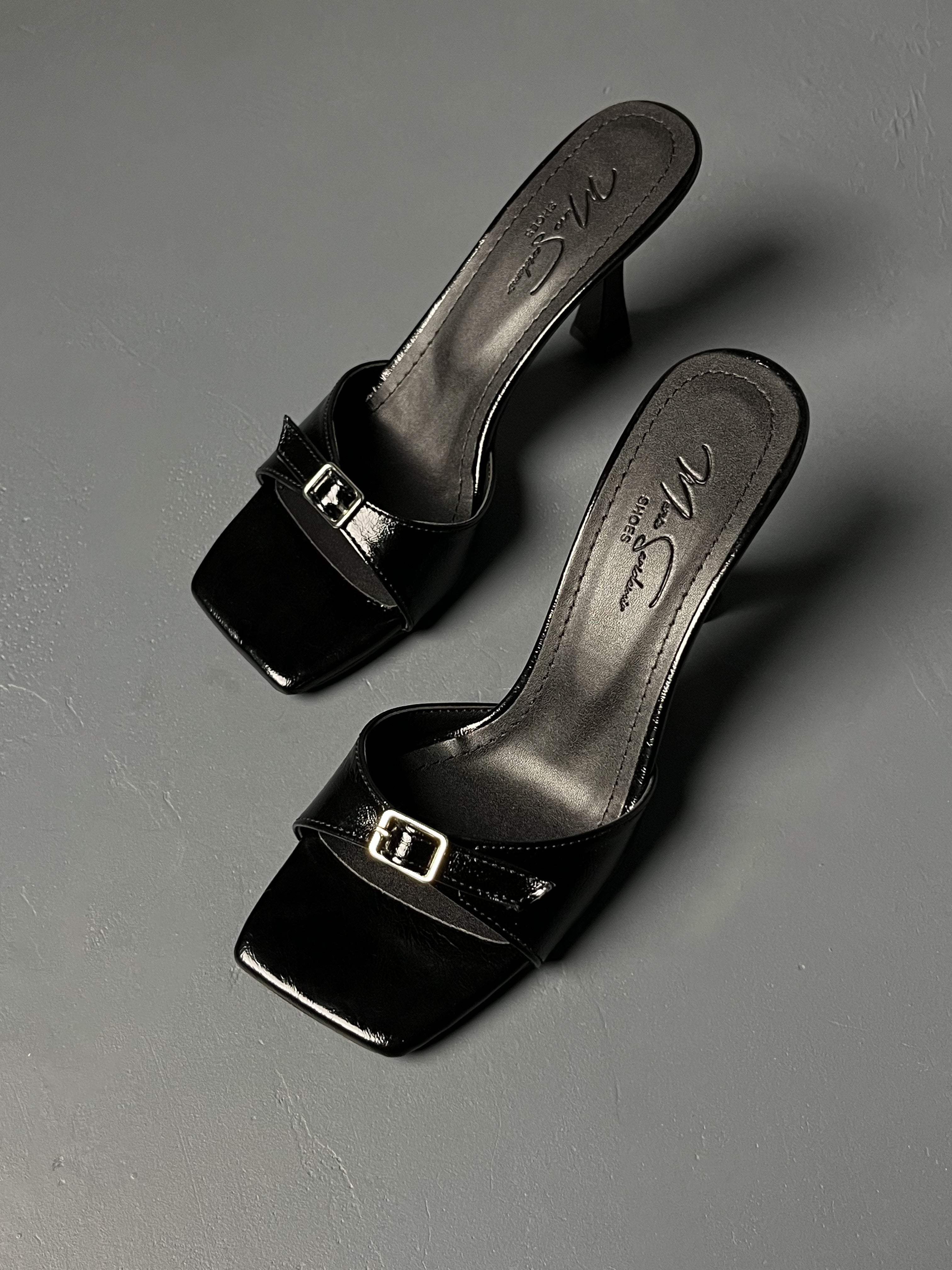 Siyah Toka Detaylı Topuklu Terlik