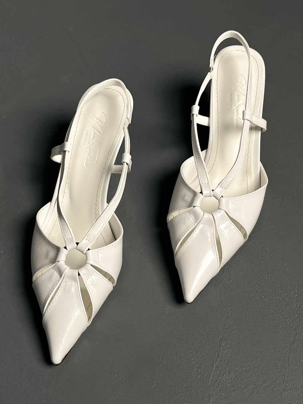 Beyaz Rugan Orta Bant Geçiş Detaylı İnce Topuklu Ayakkabı